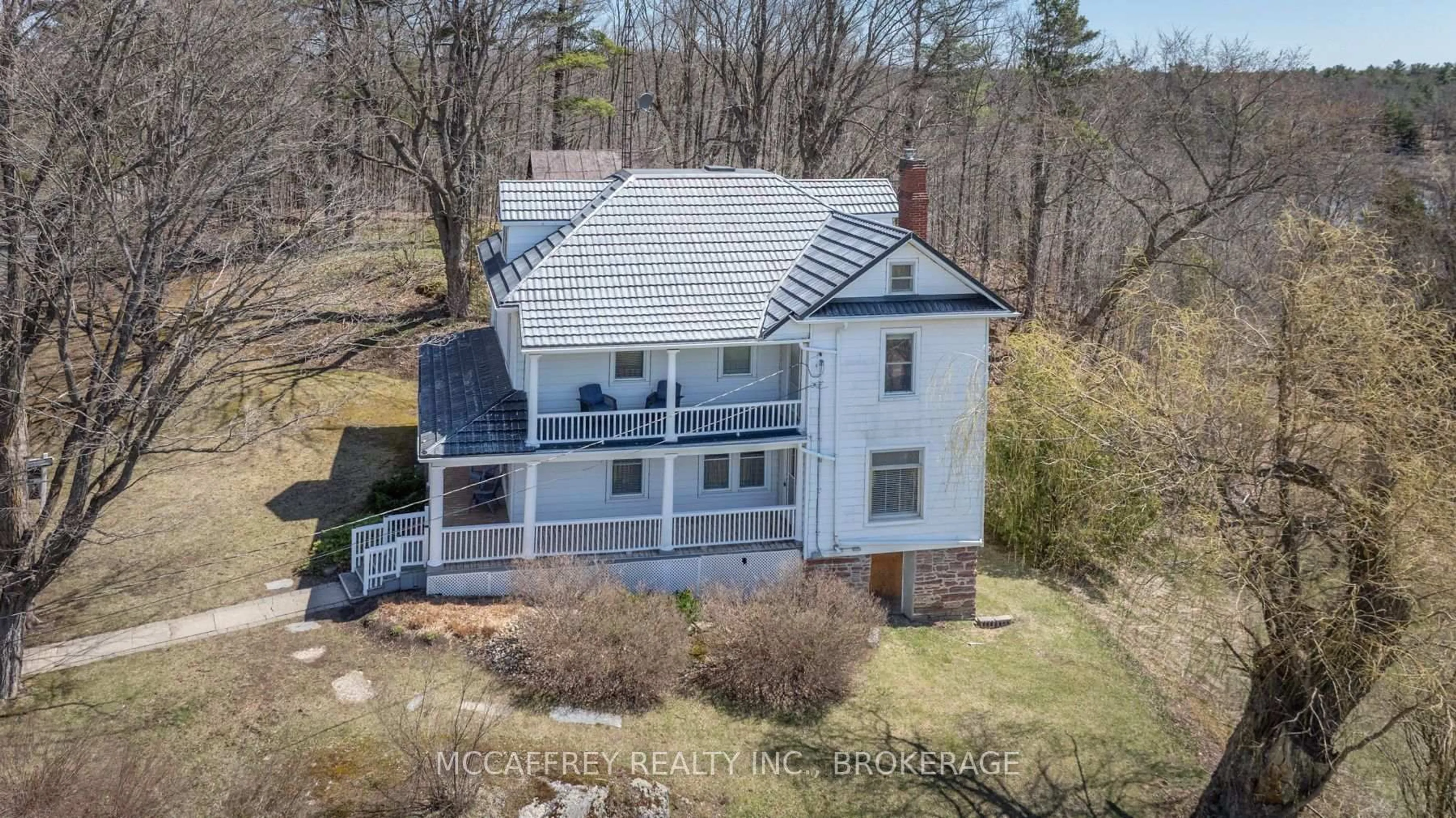A pic from outside/outdoor area/front of a property/back of a property/a pic from drone, building for 5507 Opinicon Rd, Perth Road Ontario K0H 2L0