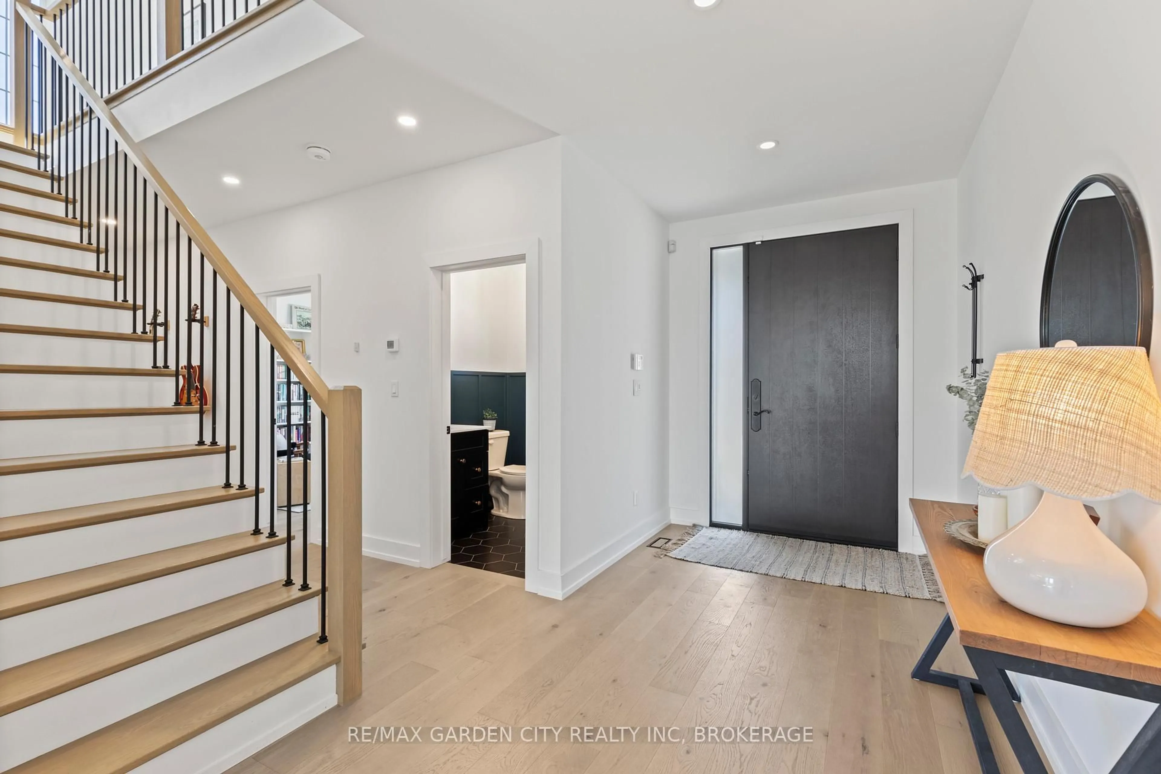 Indoor entryway for 25 Ivy Cres, Thorold Ontario L2V 0J9