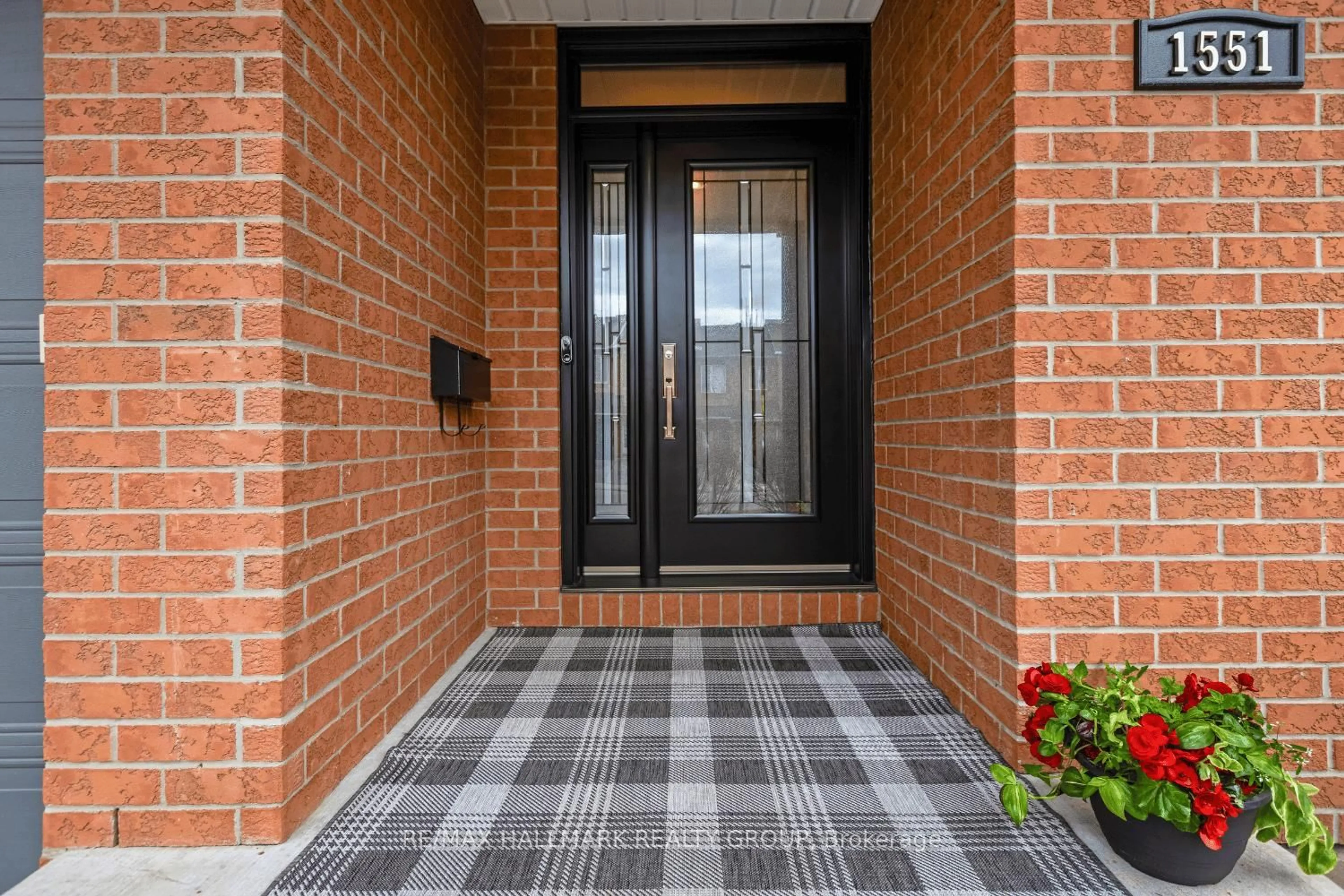 Indoor entryway for 1551 Henri Lauzon St, Ottawa Ontario K1C 7R9