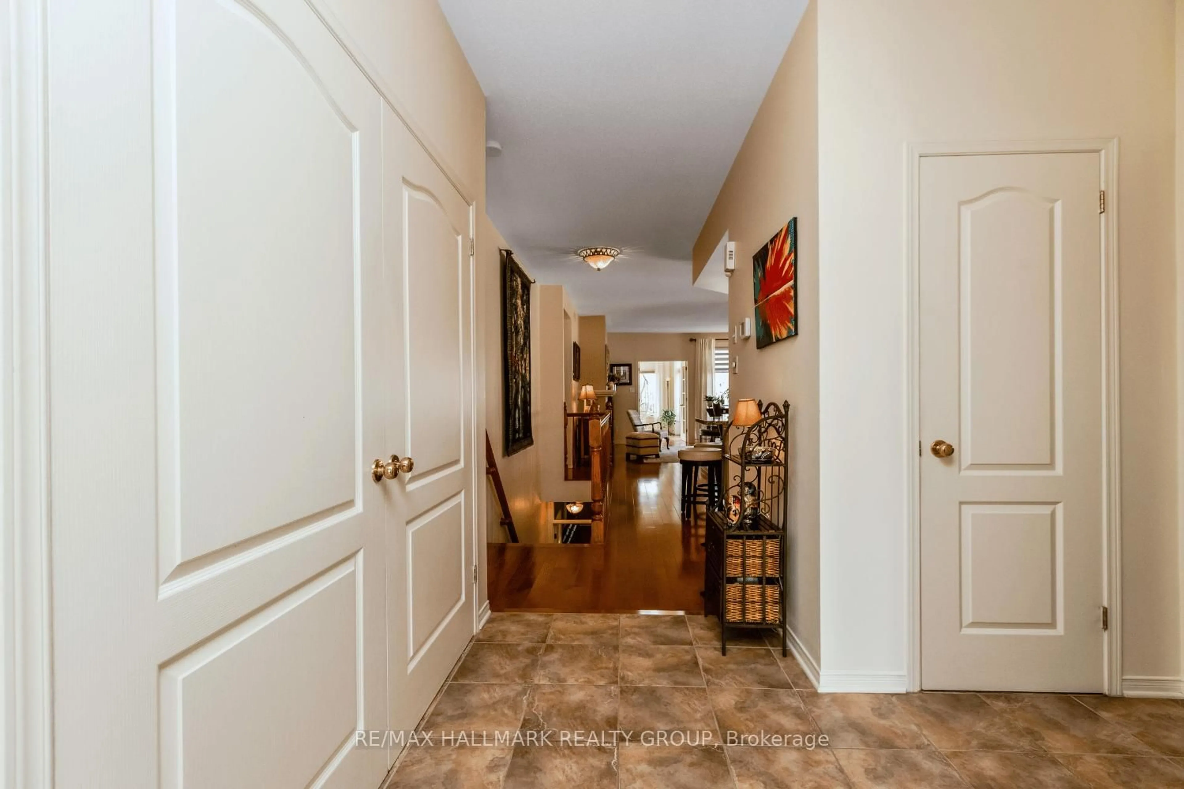Indoor entryway for 1551 Henri Lauzon St, Ottawa Ontario K1C 7R9