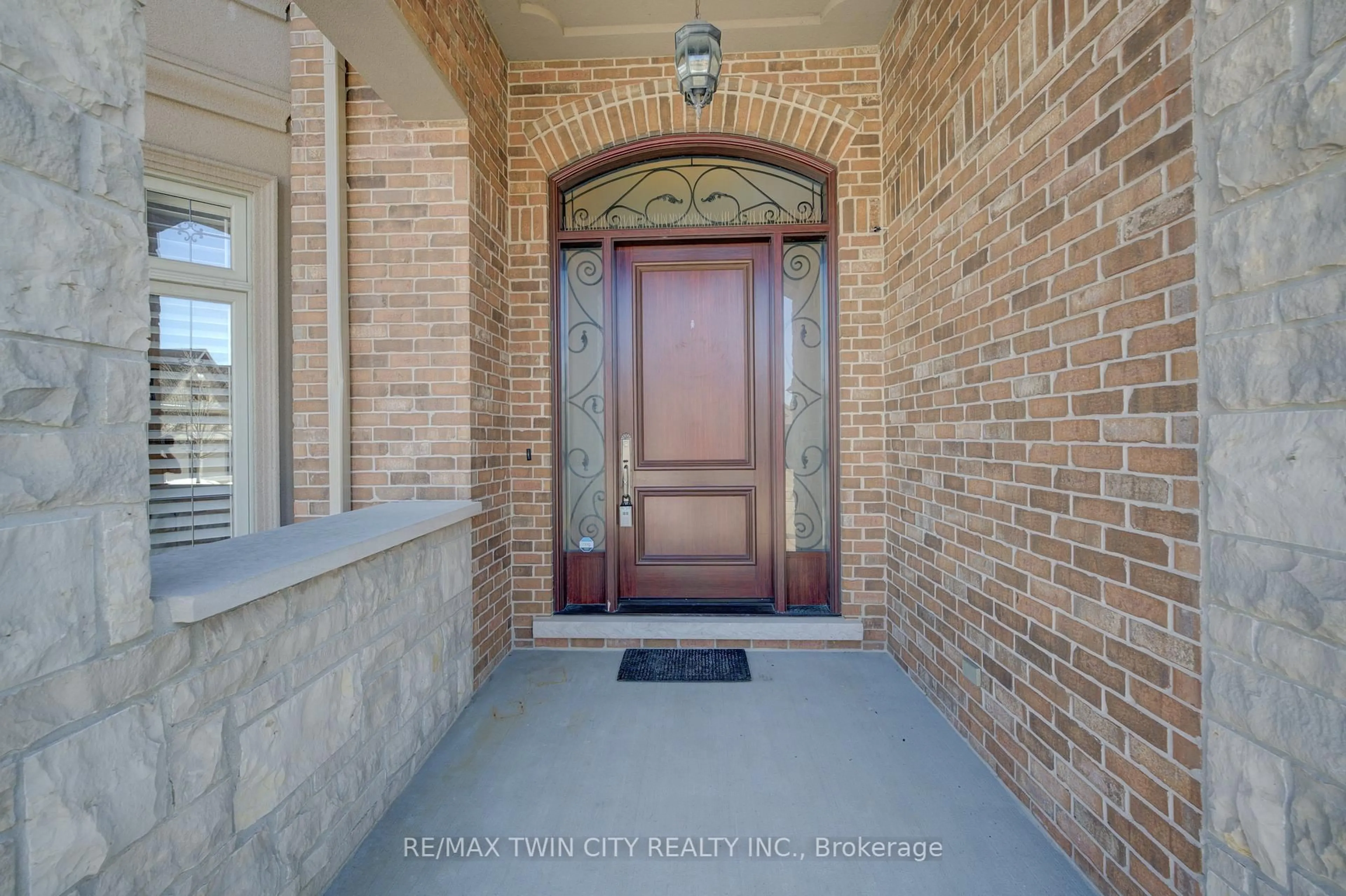Indoor entryway for 20 Jacob Gingrich Dr, Kitchener Ontario N2P 2X9