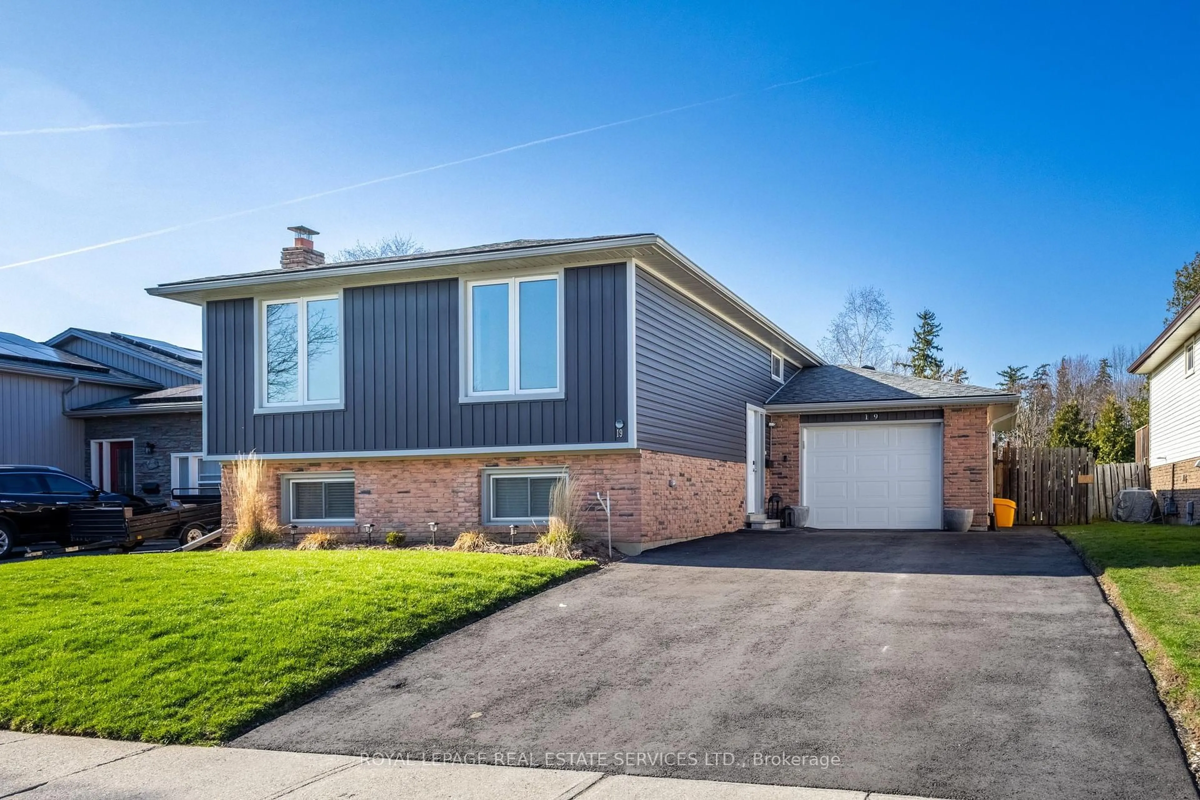 Home with brick exterior material, street for 19 Southglen Rd, Brant Ontario N3R 6Z8