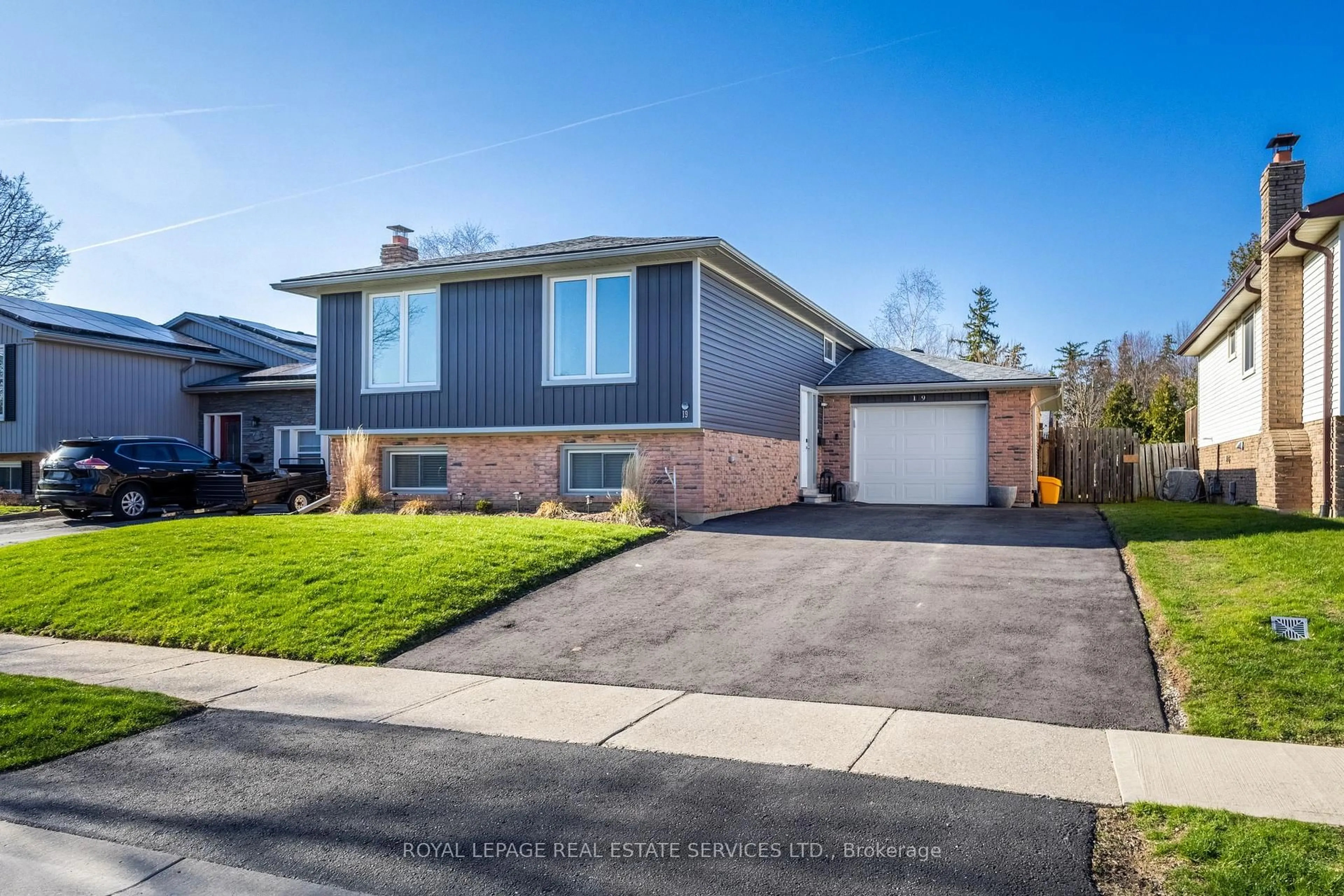 Home with vinyl exterior material, street for 19 Southglen Rd, Brant Ontario N3R 6Z8