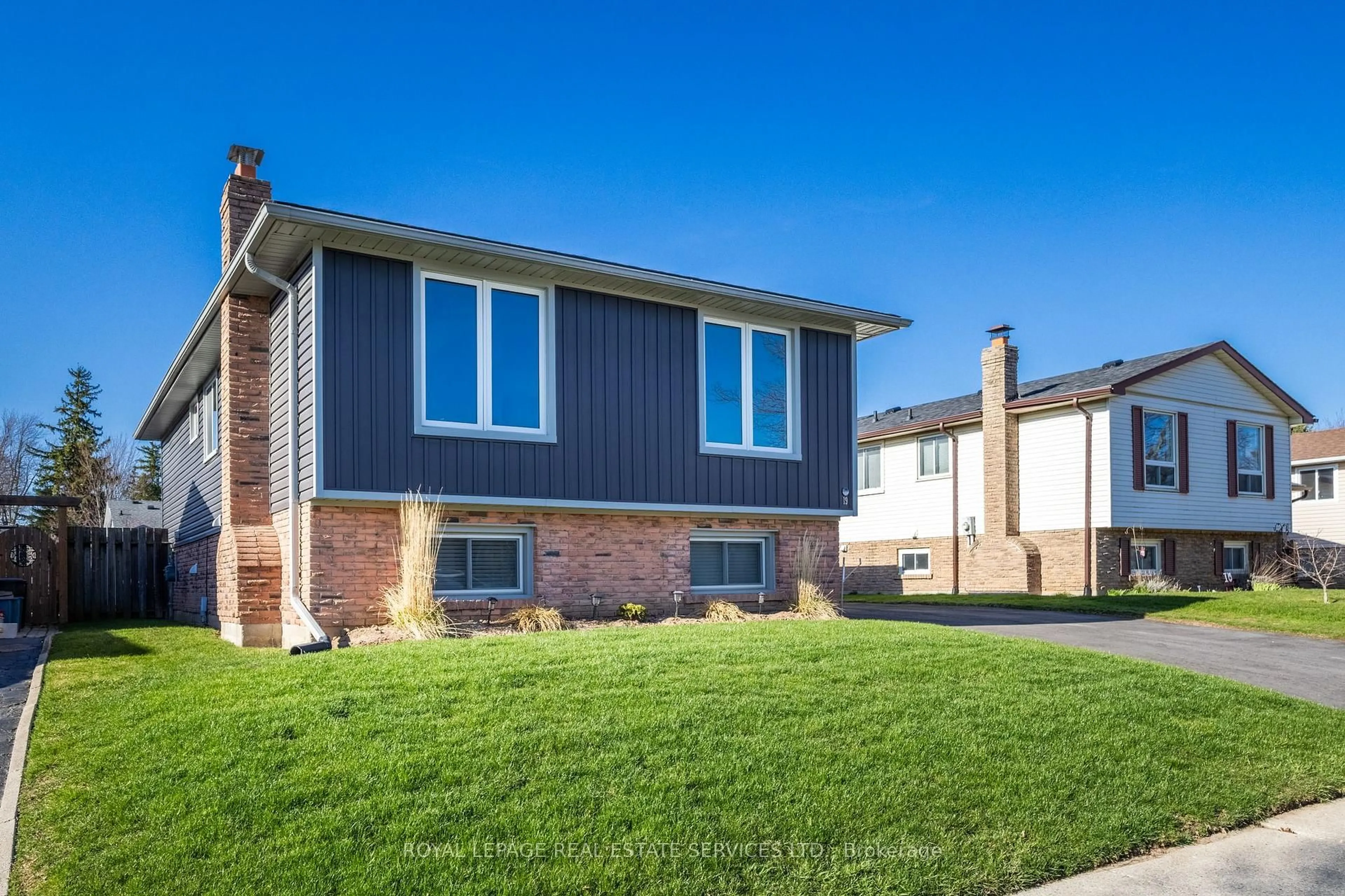 Home with brick exterior material, street for 19 Southglen Rd, Brant Ontario N3R 6Z8