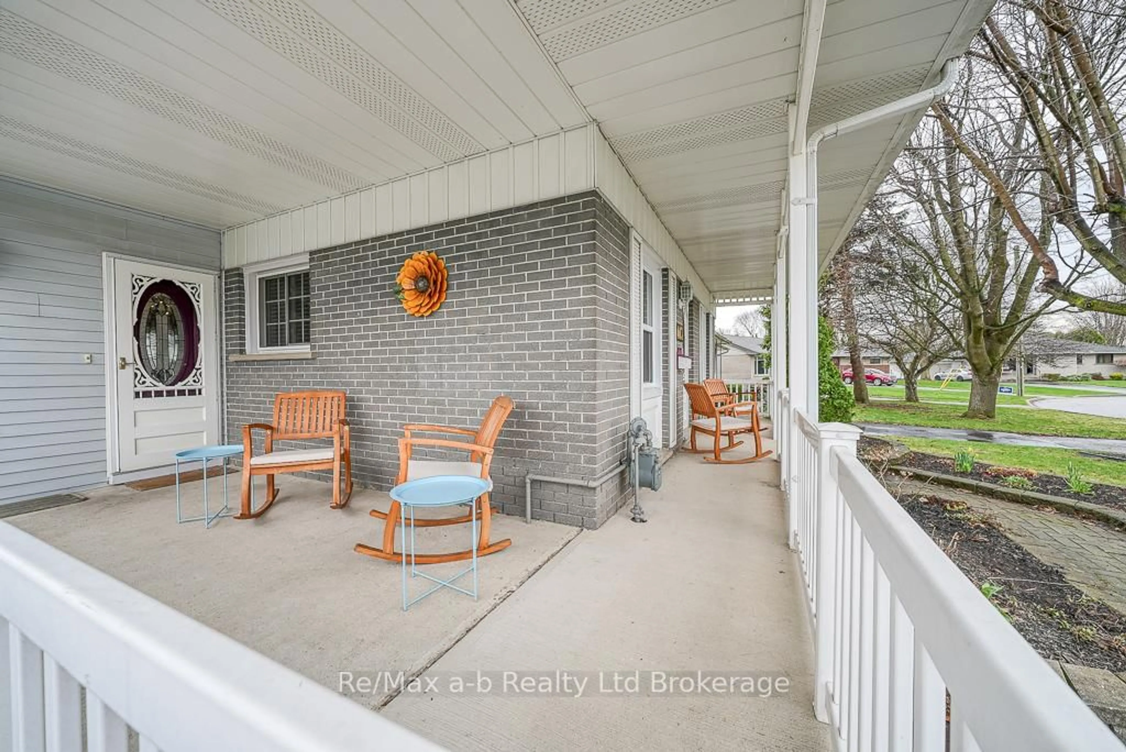 Patio, street for 113 Lyndale Cres, Woodstock Ontario N4S 7S8