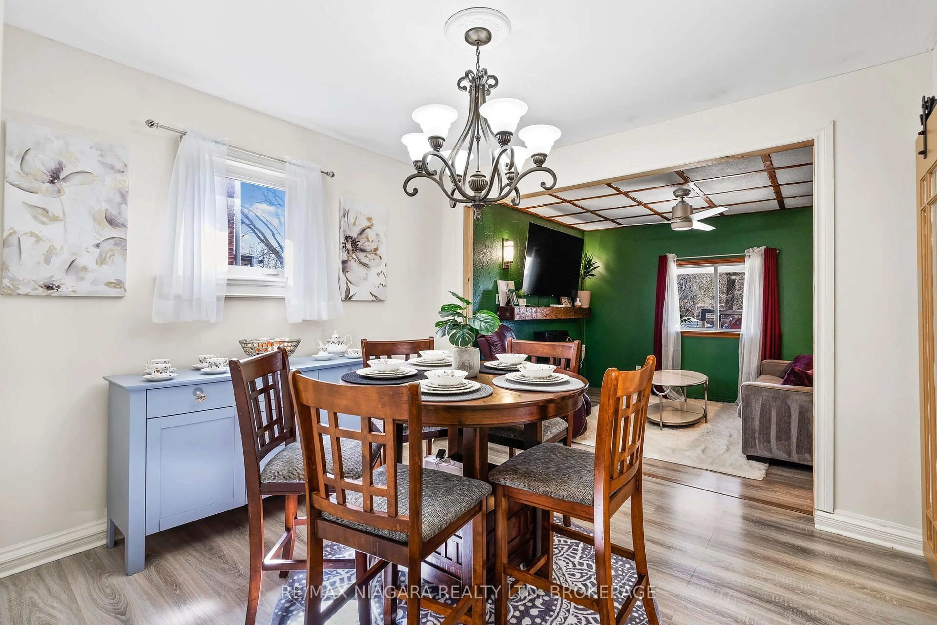 Dining room, unknown for 45 St. Peter St, St. Catharines Ontario L2T 1P1