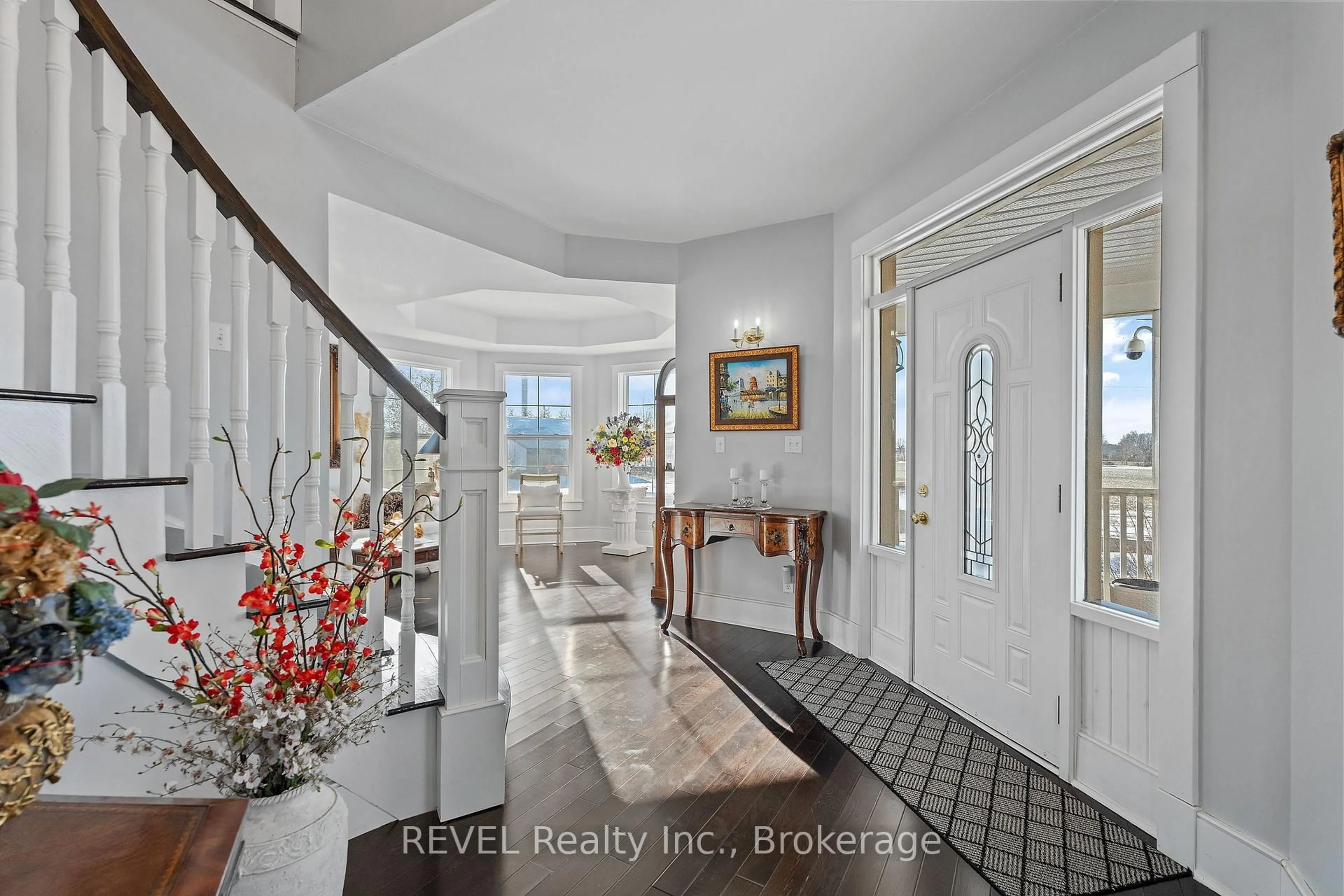 Indoor foyer for 2378 North Shore Dr, Haldimand Ontario N0A 1K0