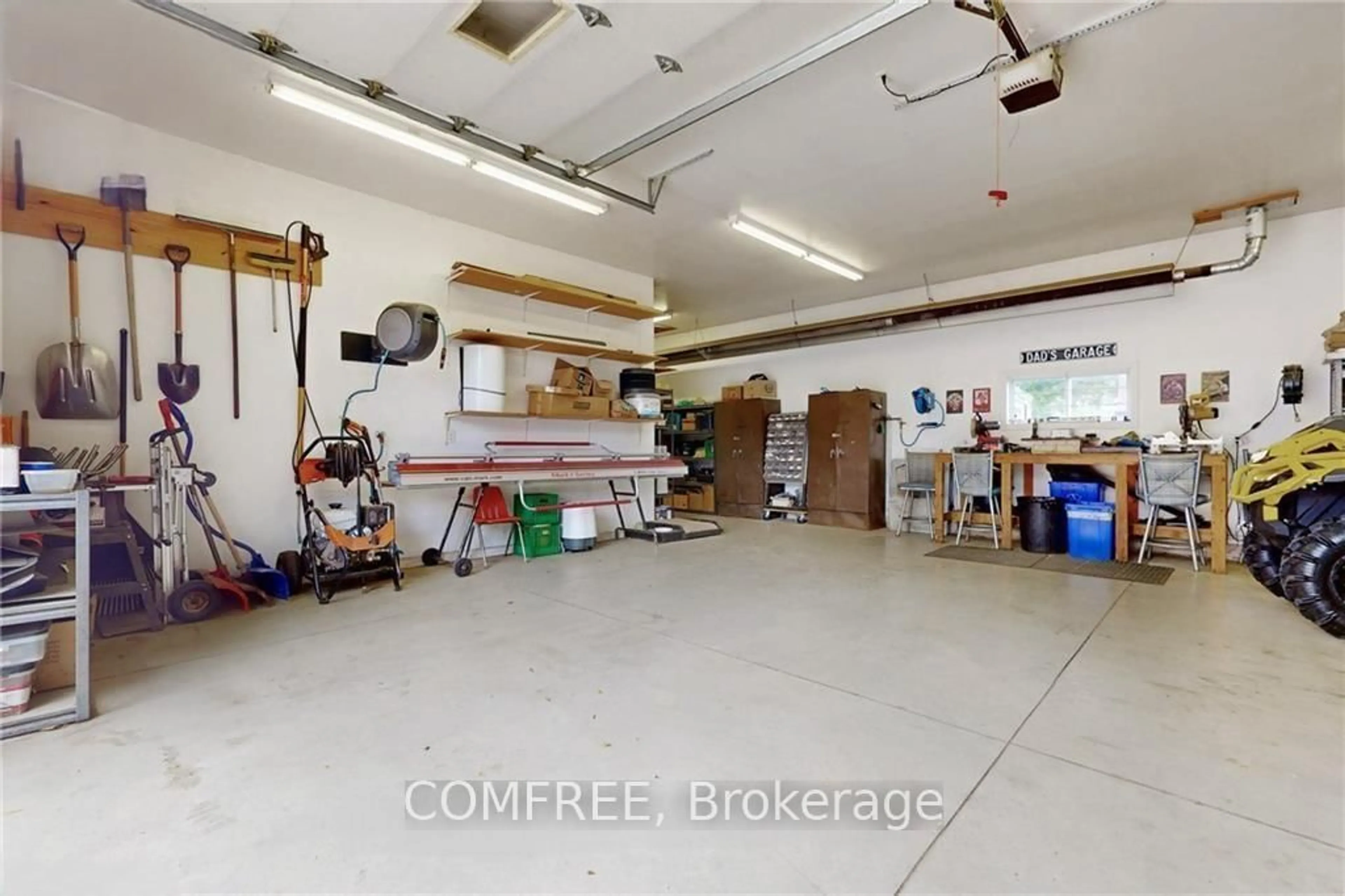 Indoor garage for 1839 Parkhurst Ave, London East Ontario N5V 2C4