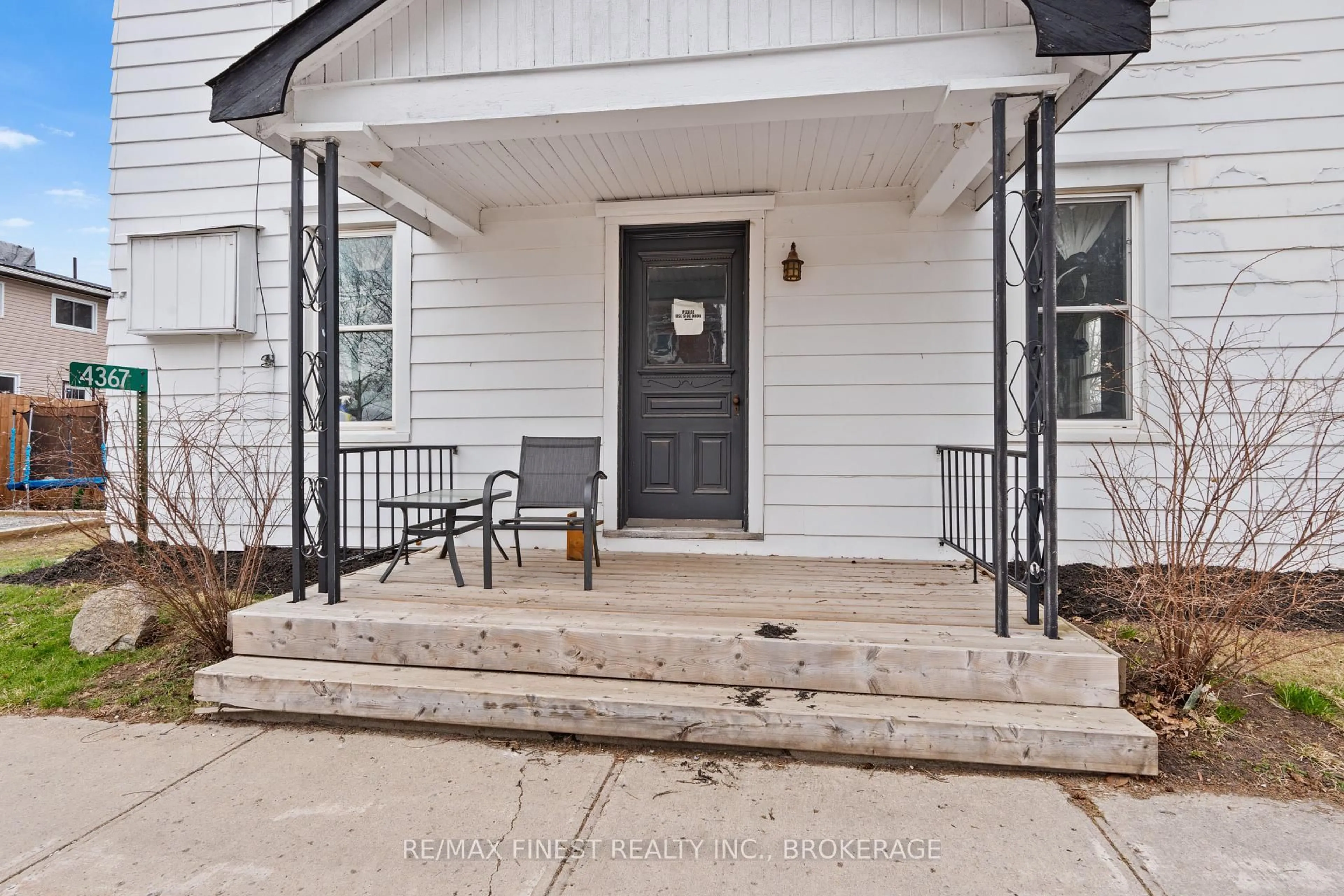 Indoor entryway for 4367 AMELIA St, Sydenham Ontario K0H 2T0