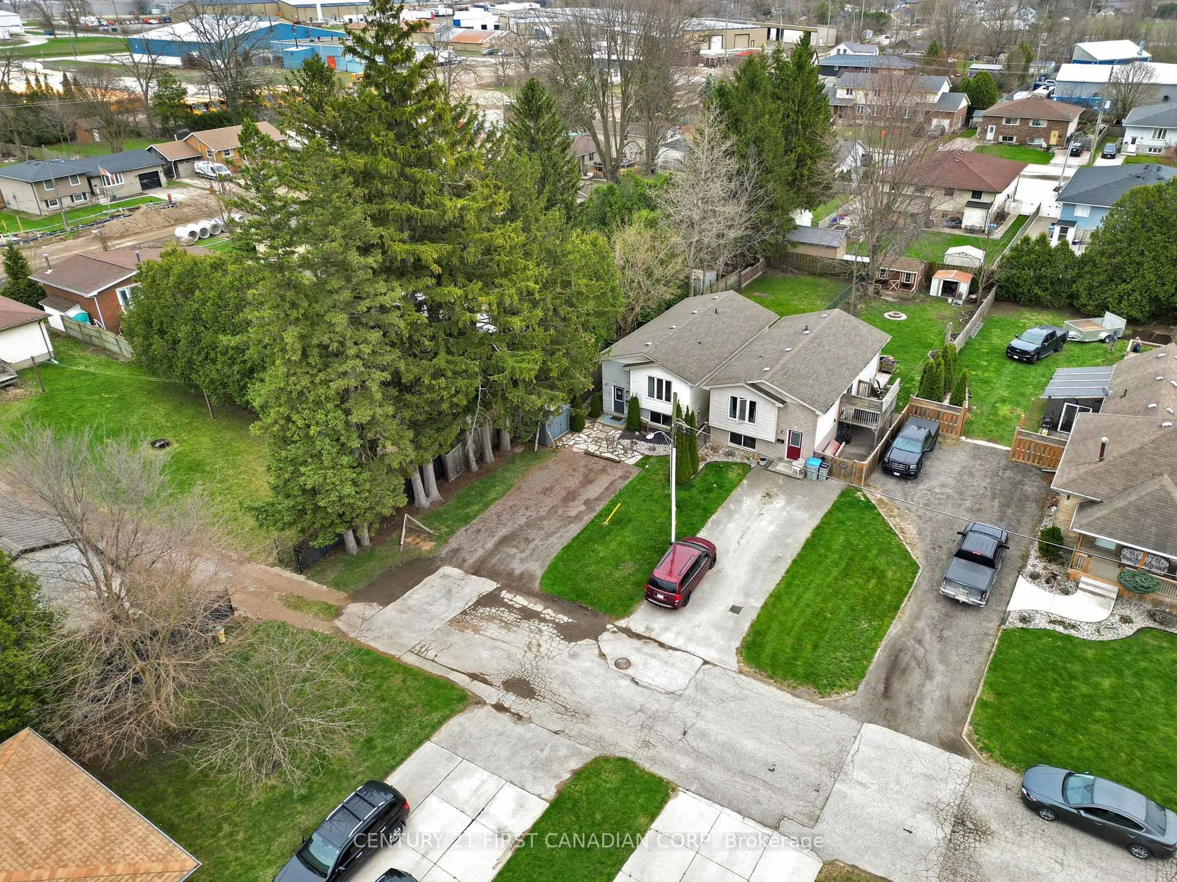 A pic from outside/outdoor area/front of a property/back of a property/a pic from drone, street for 126 Scott St, Strathroy-Caradoc Ontario N7G 1K2