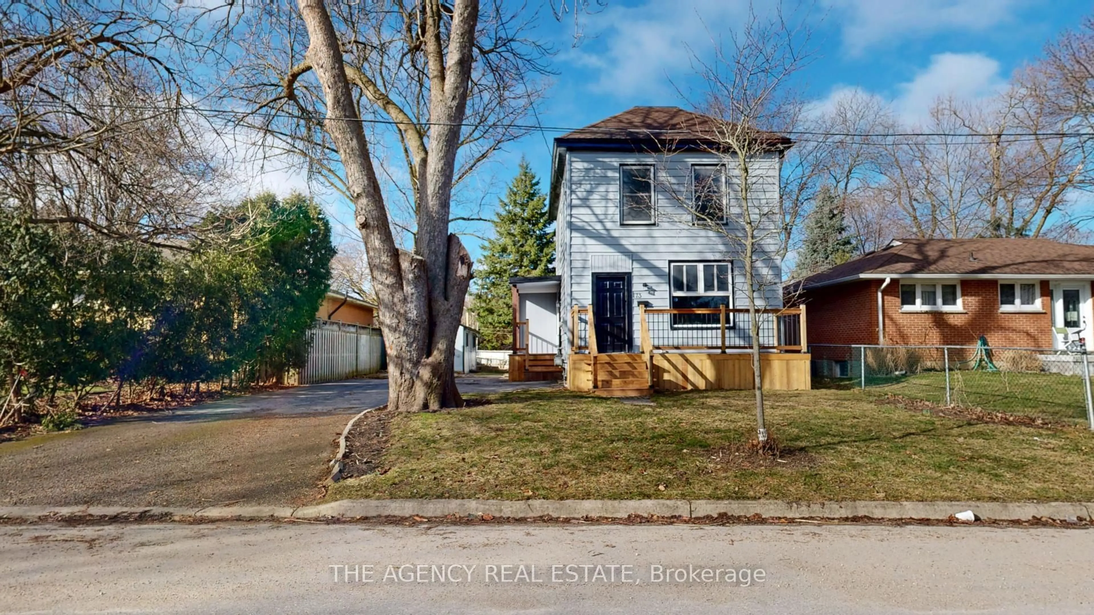 A pic from outside/outdoor area/front of a property/back of a property/a pic from drone, street for 173 Chelsea Ave, London South Ontario N6J 3J5