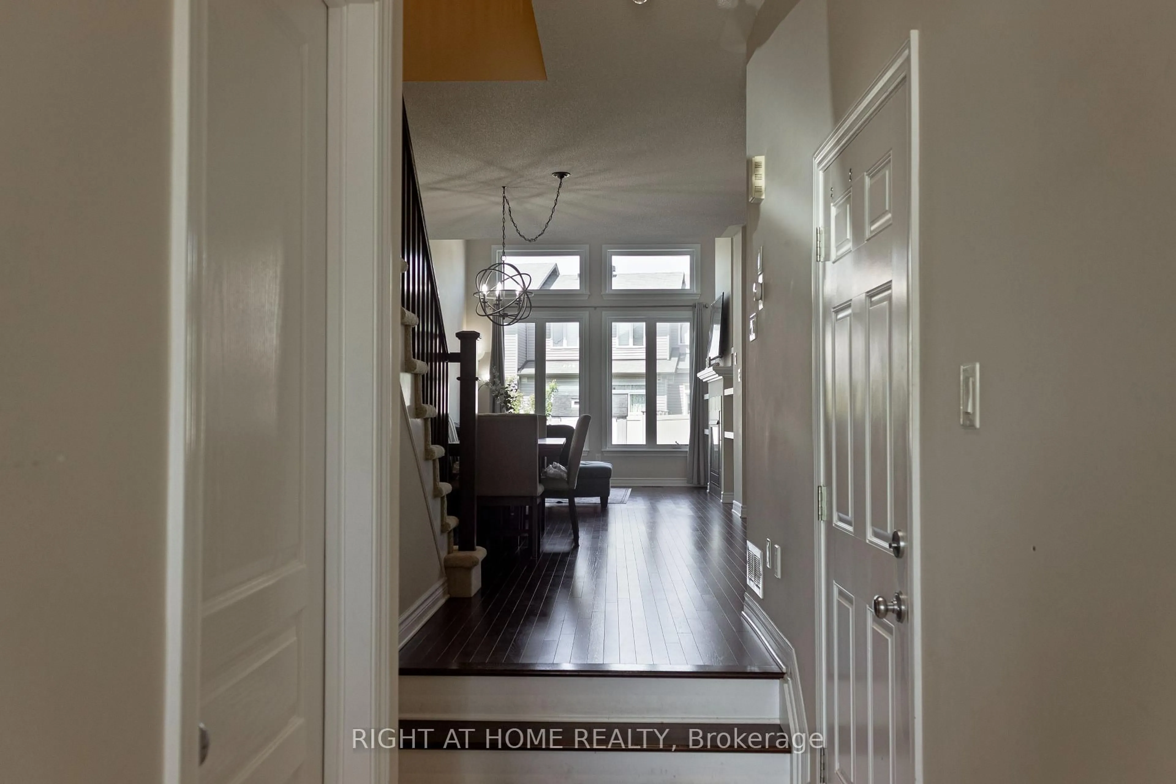 Indoor entryway for 152 Popplewell Cres, Ottawa Ontario K2J 5P7