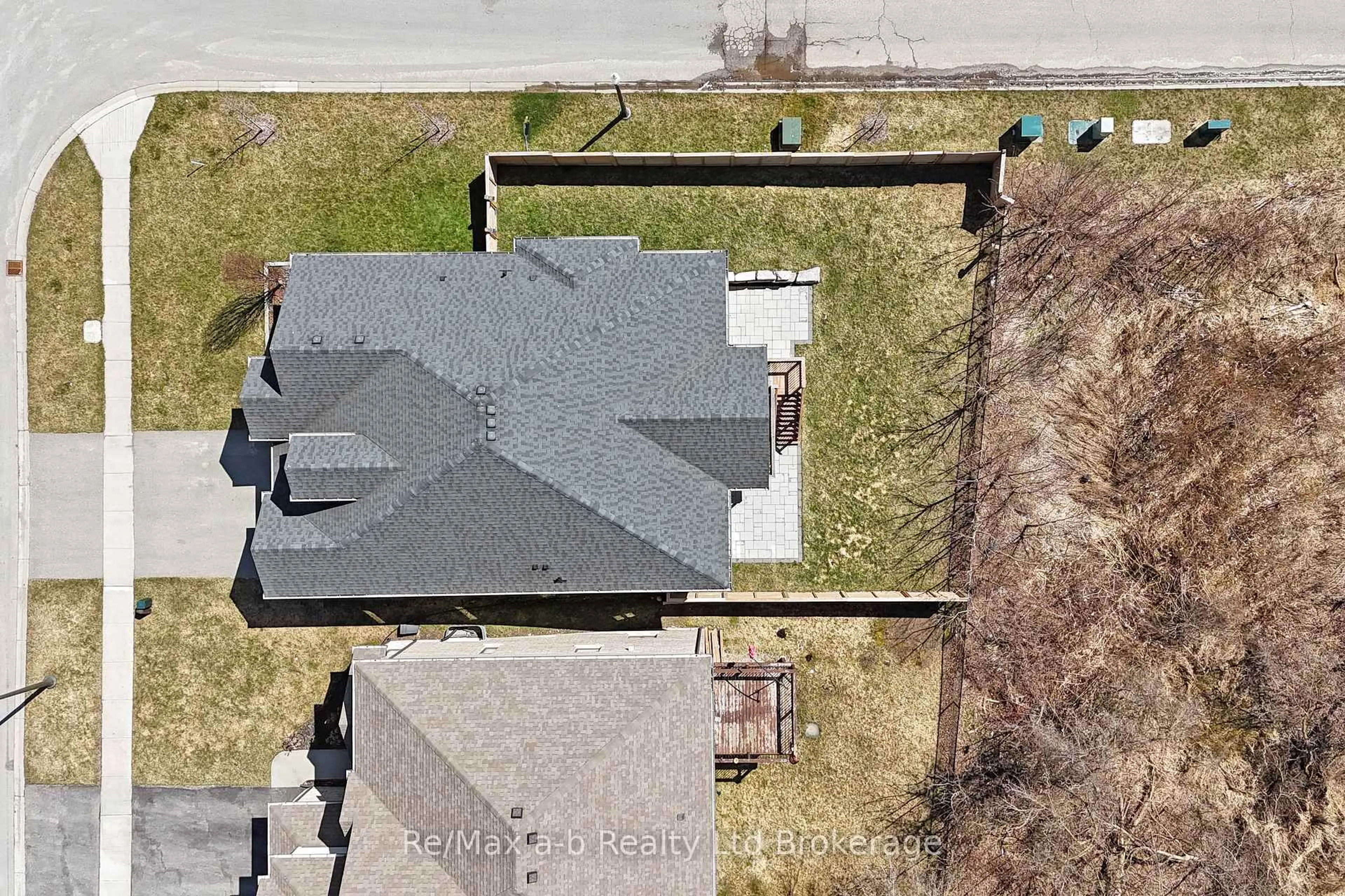 A pic from outside/outdoor area/front of a property/back of a property/a pic from drone, street for 255 Wedgewood Dr, Woodstock Ontario N4T 0J1