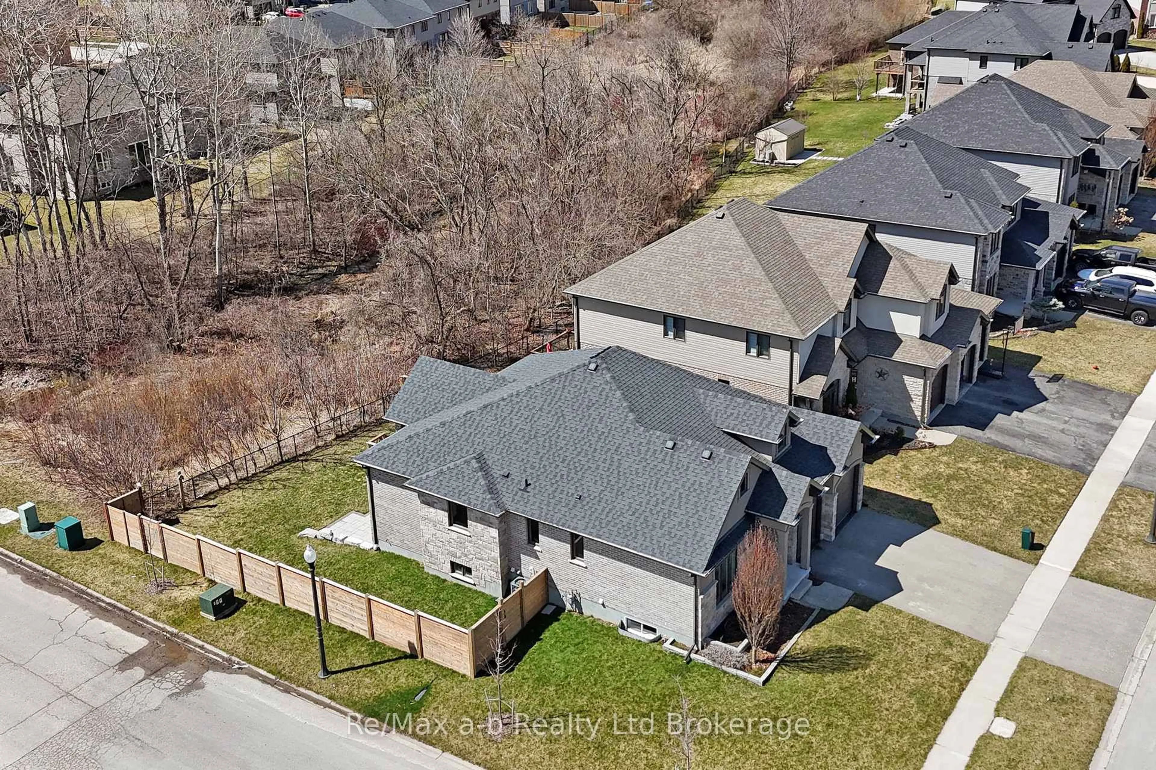 A pic from outside/outdoor area/front of a property/back of a property/a pic from drone, street for 255 Wedgewood Dr, Woodstock Ontario N4T 0J1