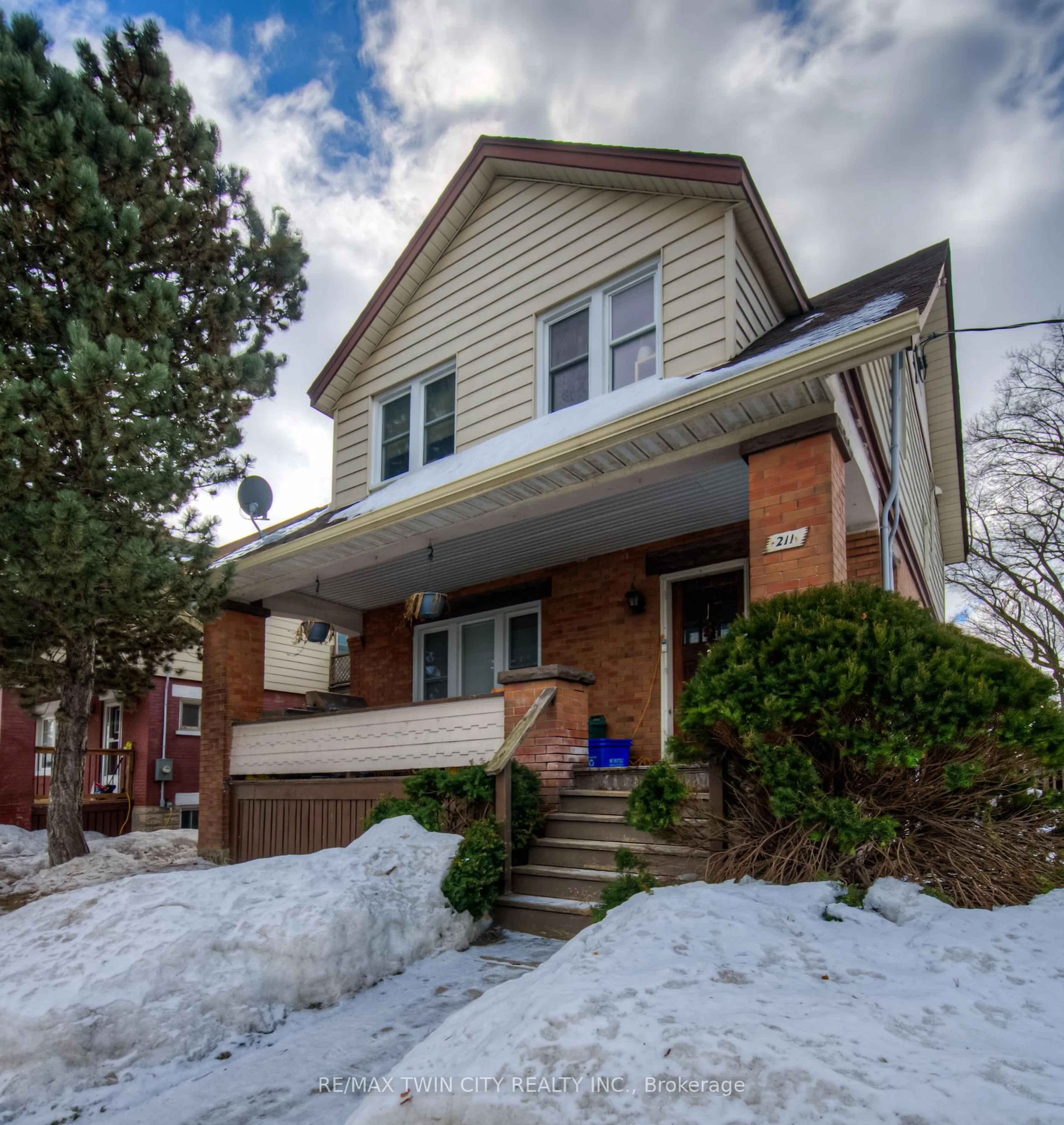 Home with brick exterior material, street for 211 Weber St, Kitchener Ontario N2H 1E7