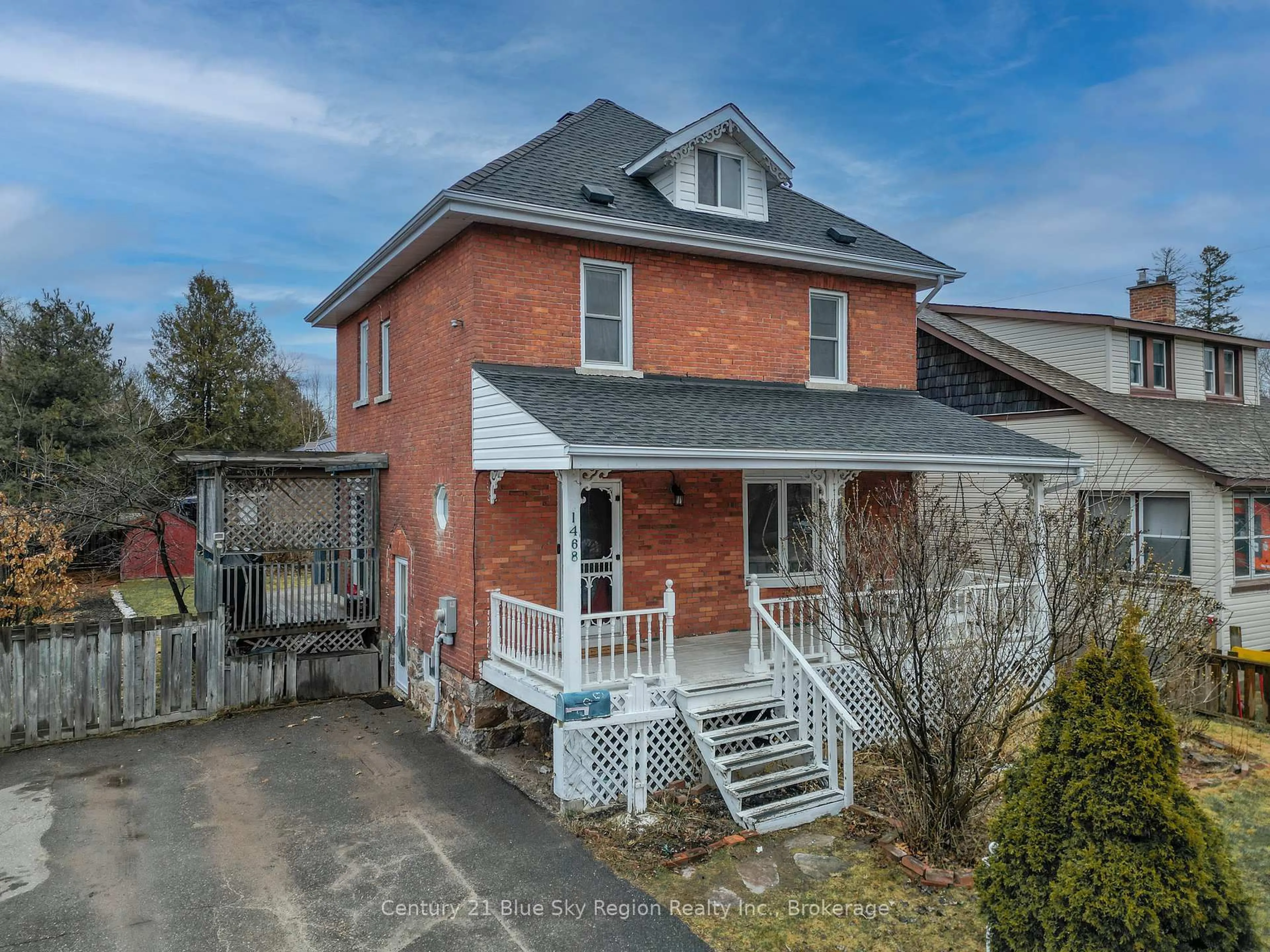 A pic from outside/outdoor area/front of a property/back of a property/a pic from drone, street for 1468 Cassells St, North Bay Ontario P1B 4C1