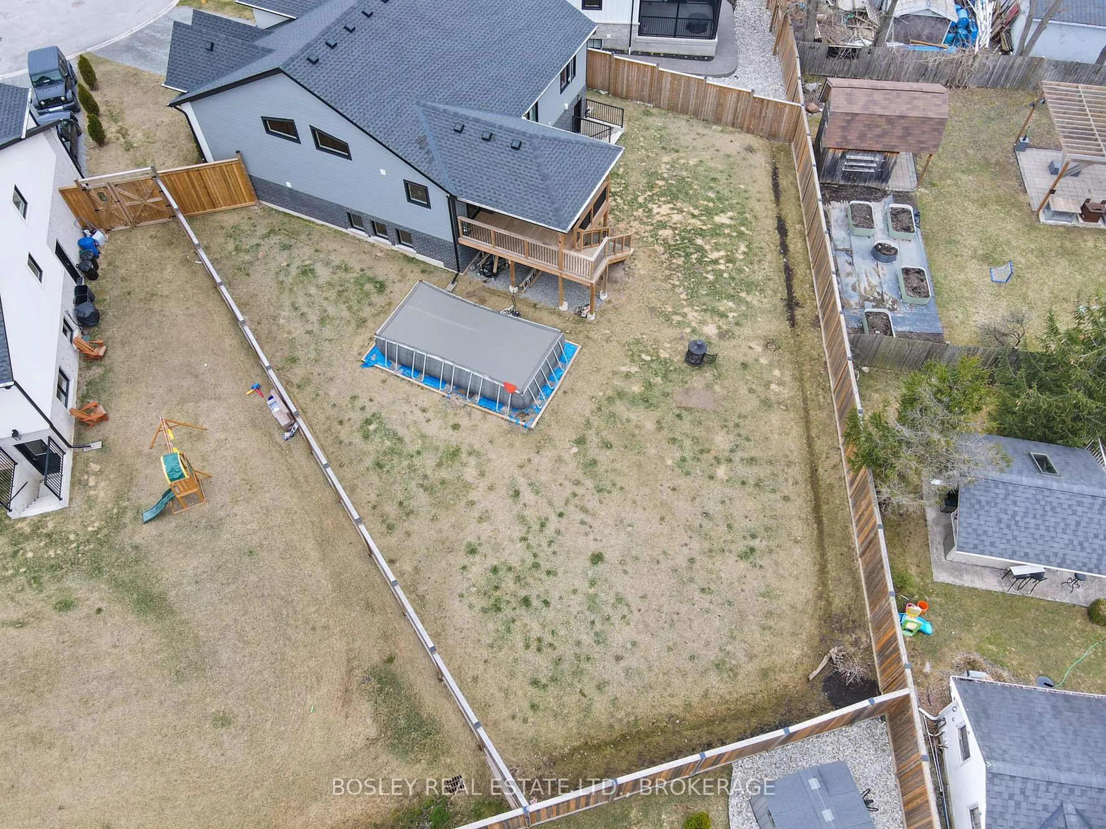 A pic from outside/outdoor area/front of a property/back of a property/a pic from drone, unknown for 2756 Arrowsmith Crt, Fort Erie Ontario L0S 1S0