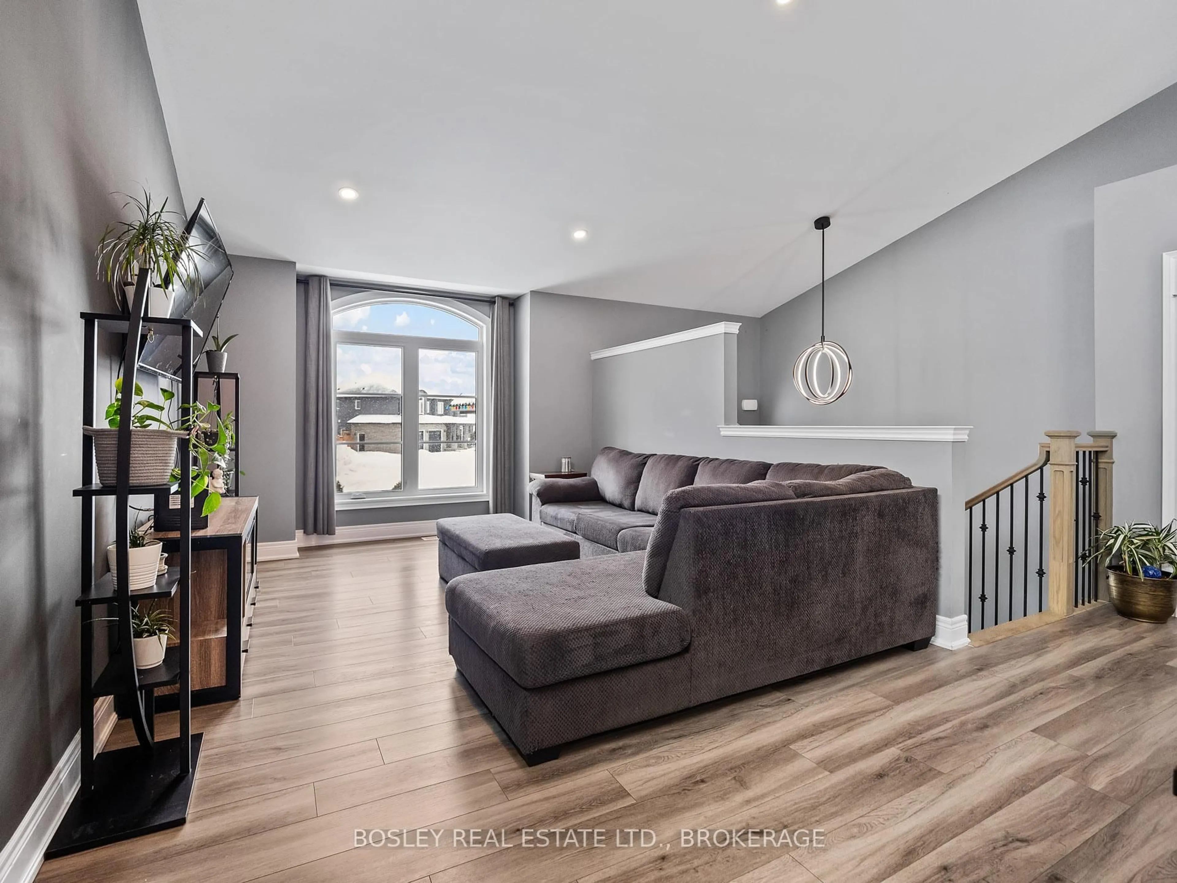 Living room with furniture, unknown for 2756 Arrowsmith Crt, Fort Erie Ontario L0S 1S0