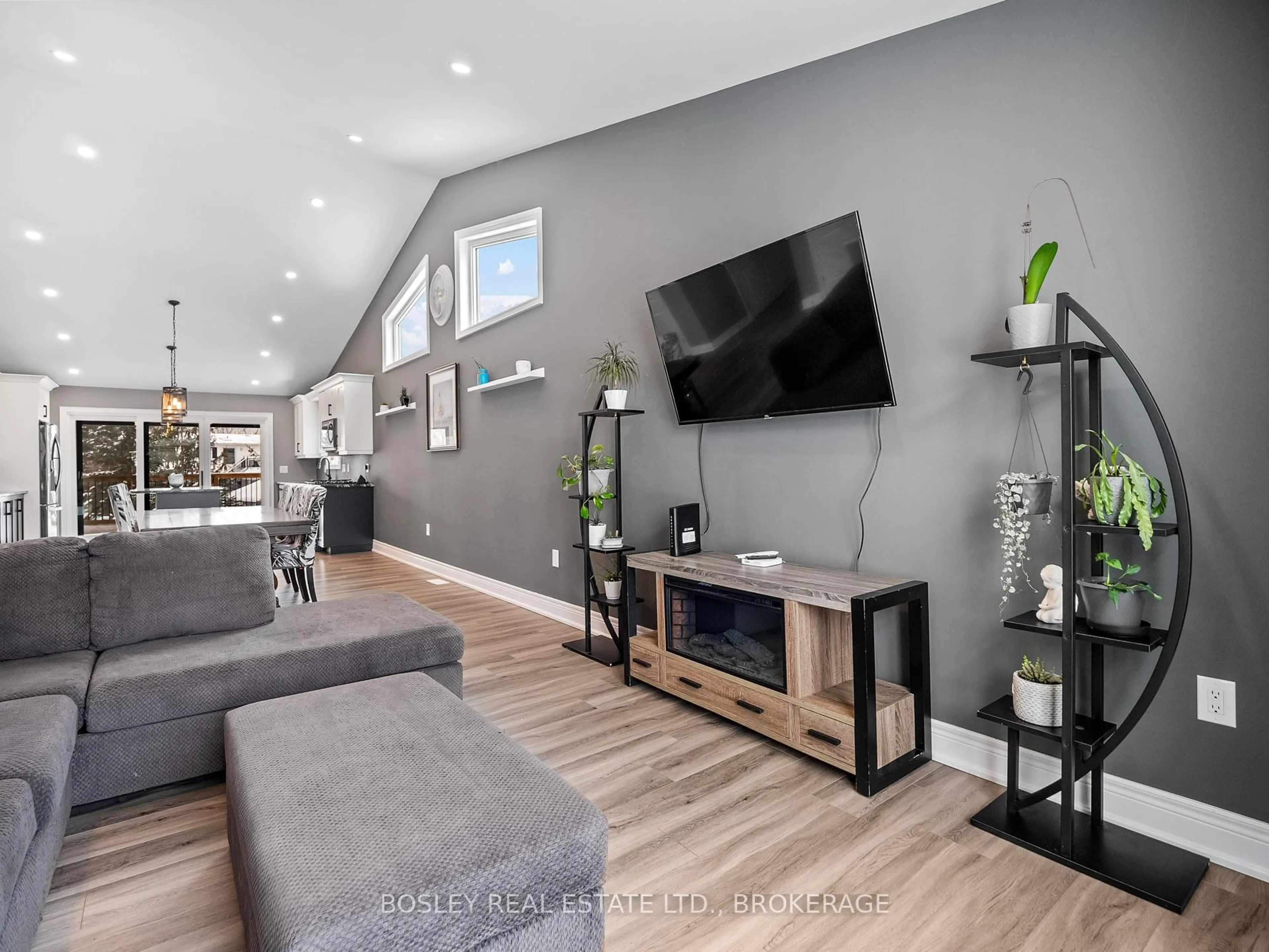 Living room with furniture, wood/laminate floor for 2756 Arrowsmith Crt, Fort Erie Ontario L0S 1S0