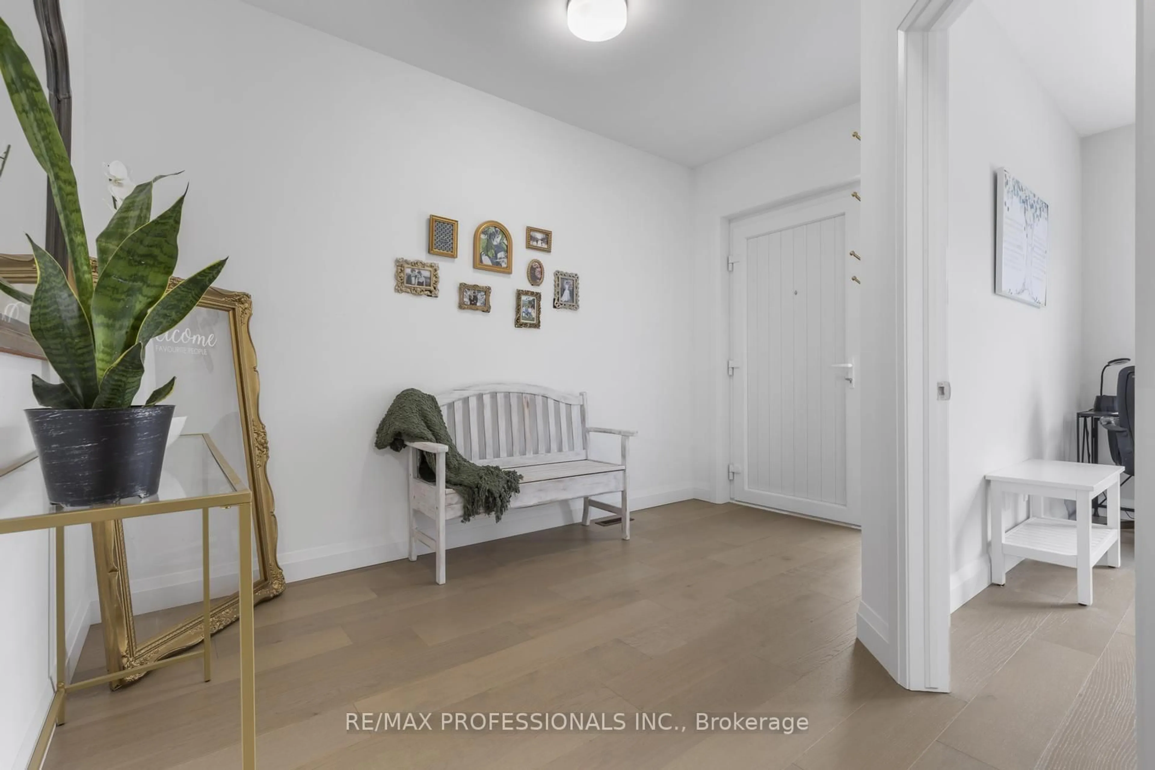 Indoor entryway for 20 Alexander Circ, Strathroy-Caradoc Ontario N7G 0B4