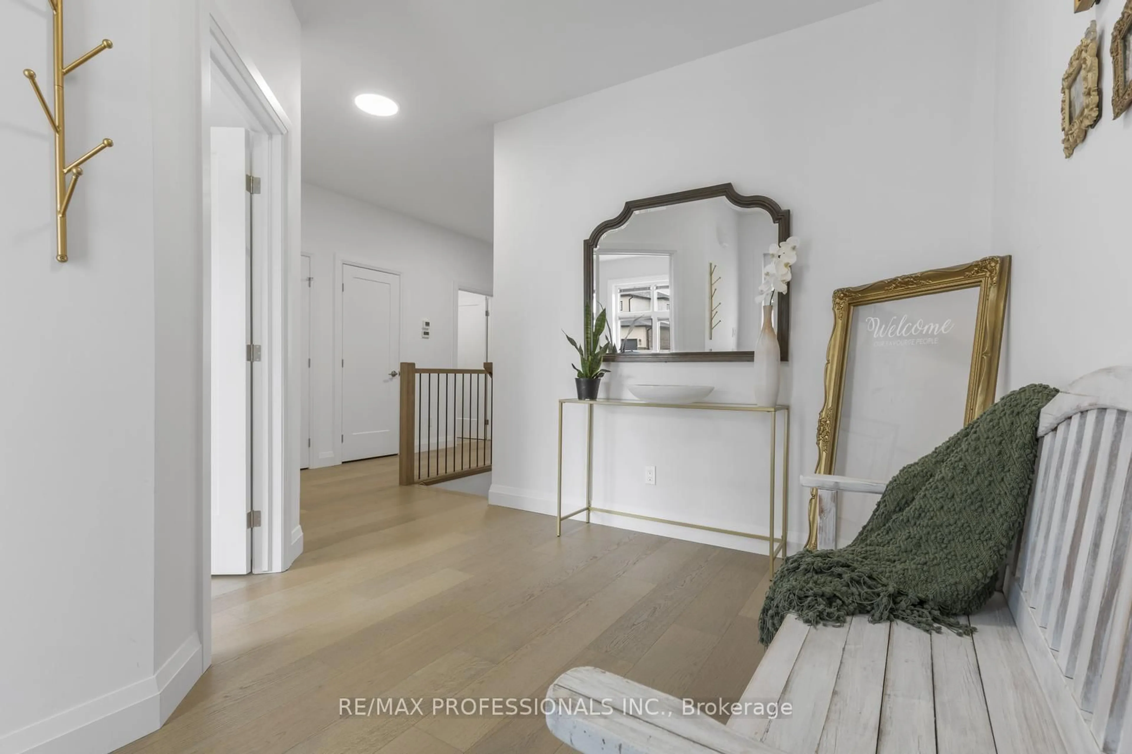 Indoor entryway for 20 Alexander Circ, Strathroy-Caradoc Ontario N7G 0B4