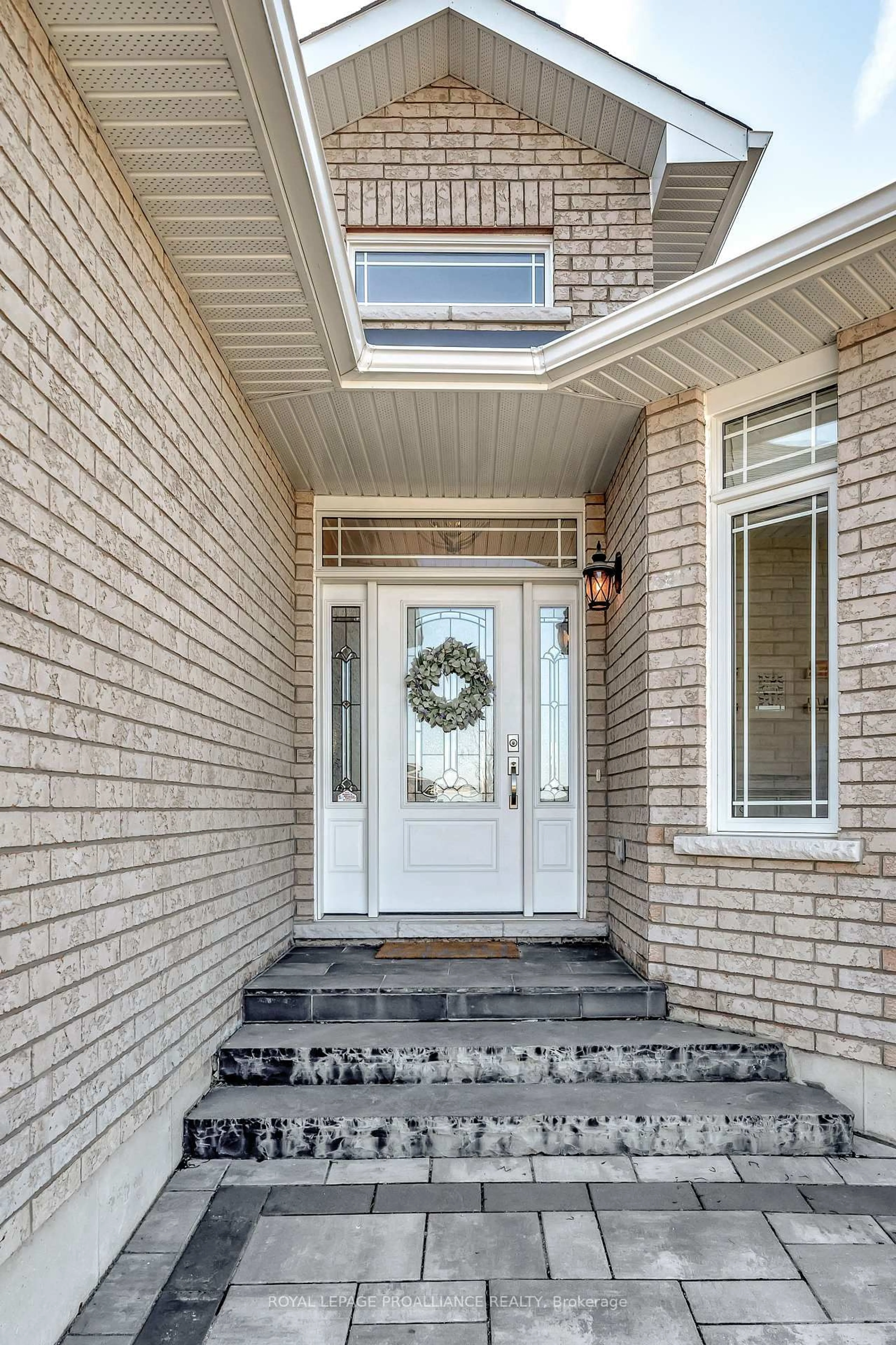 Indoor entryway for 16 Hummingbird Dr, Belleville Ontario K8N 0H7