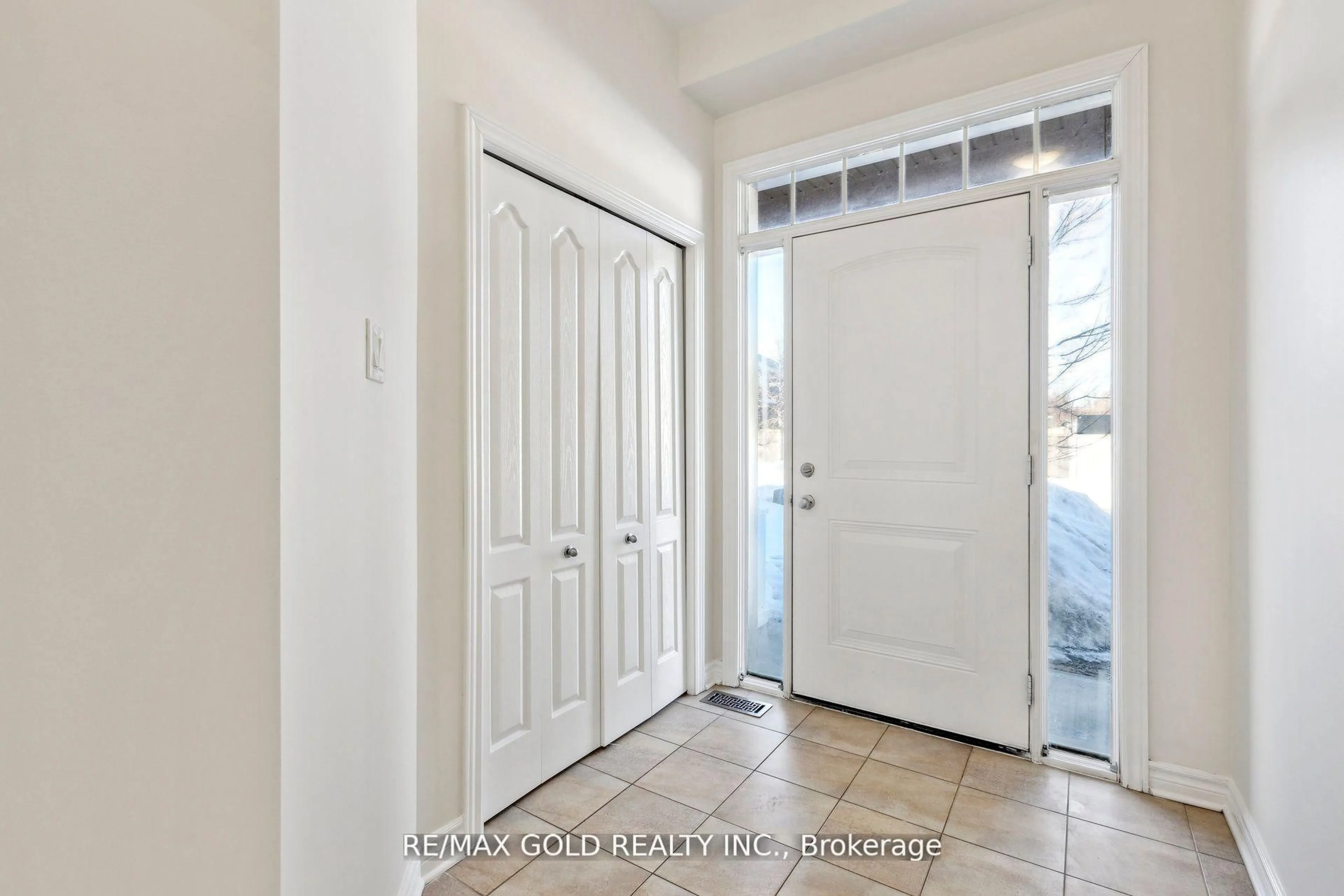 Indoor entryway for 906 Verbena Cres, Ottawa Ontario K1T 0K4