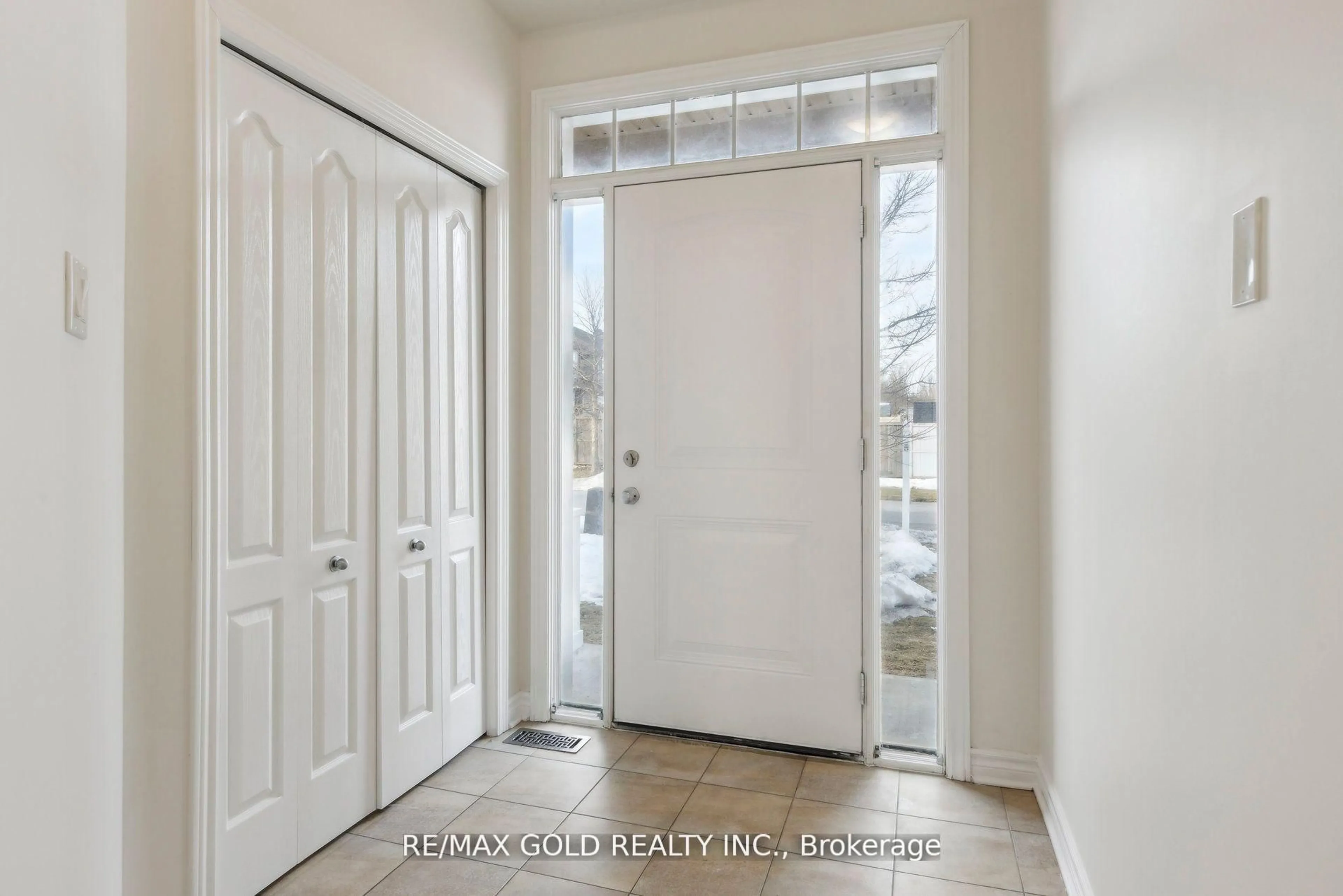 Indoor entryway for 906 Verbena Cres, Ottawa Ontario K1T 0K4