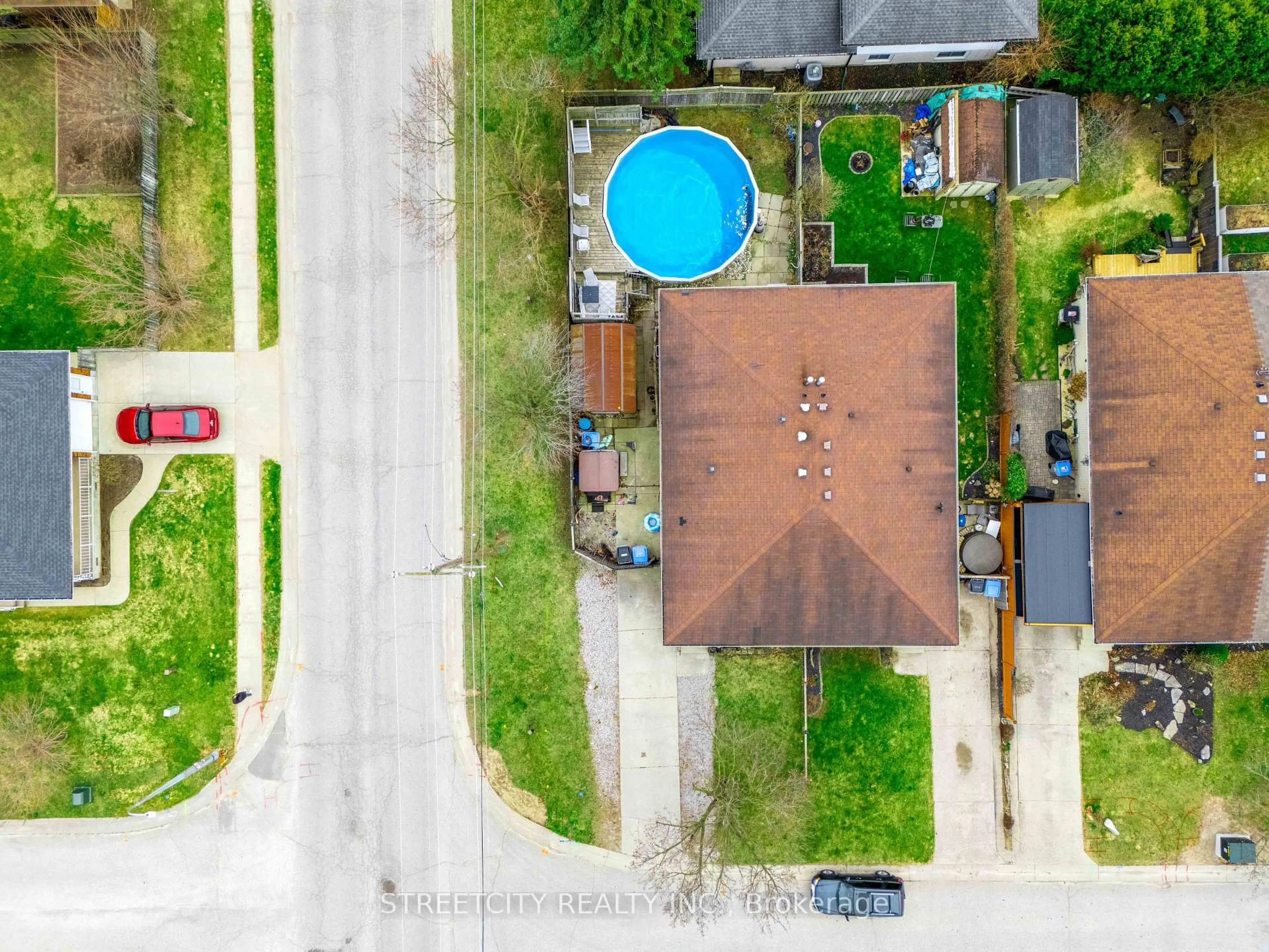 A pic from outside/outdoor area/front of a property/back of a property/a pic from drone, street for 54 Brennan Dr, Strathroy-Caradoc Ontario N7G 3S3