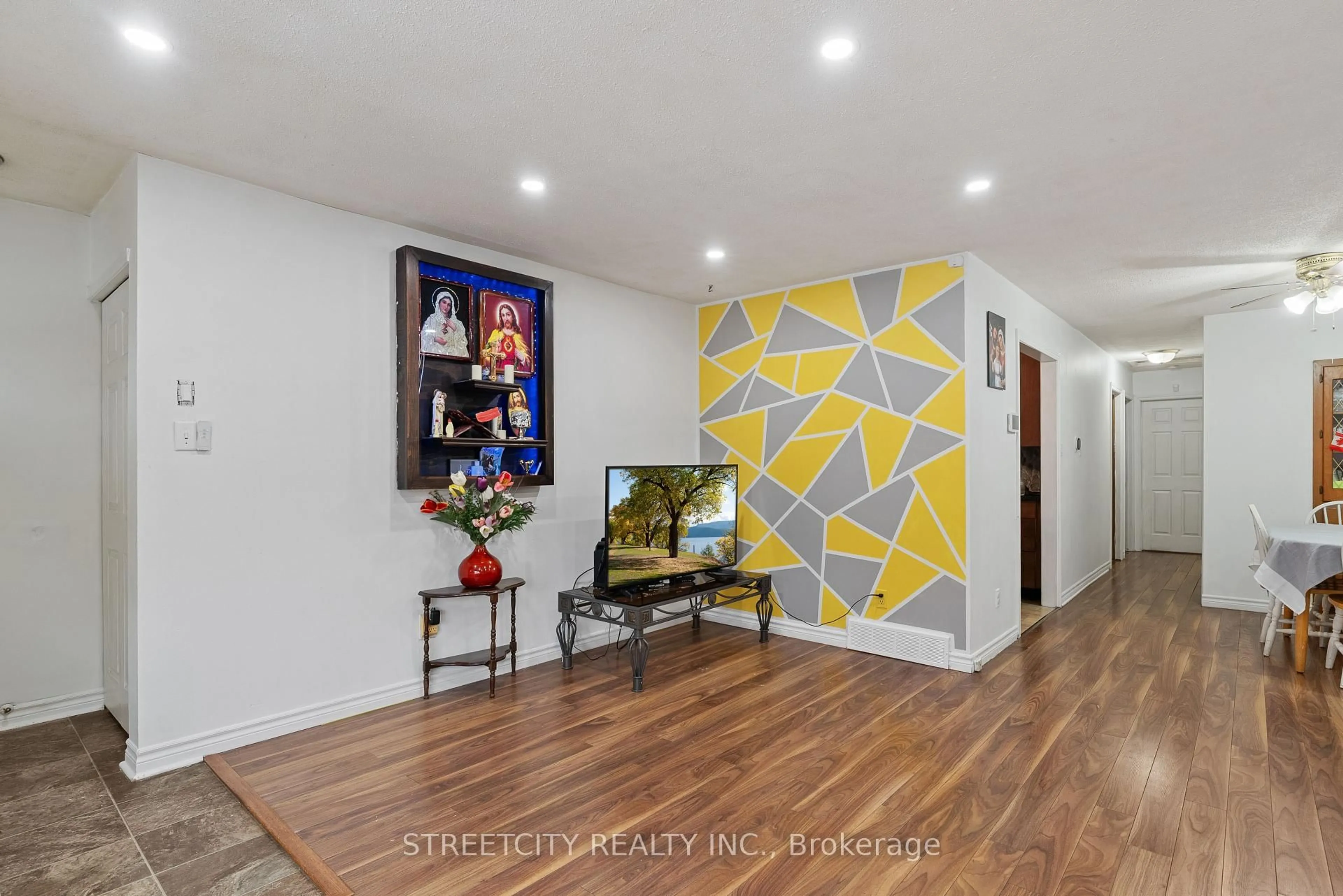 Indoor entryway for 54 Brennan Dr, Strathroy-Caradoc Ontario N7G 3S3
