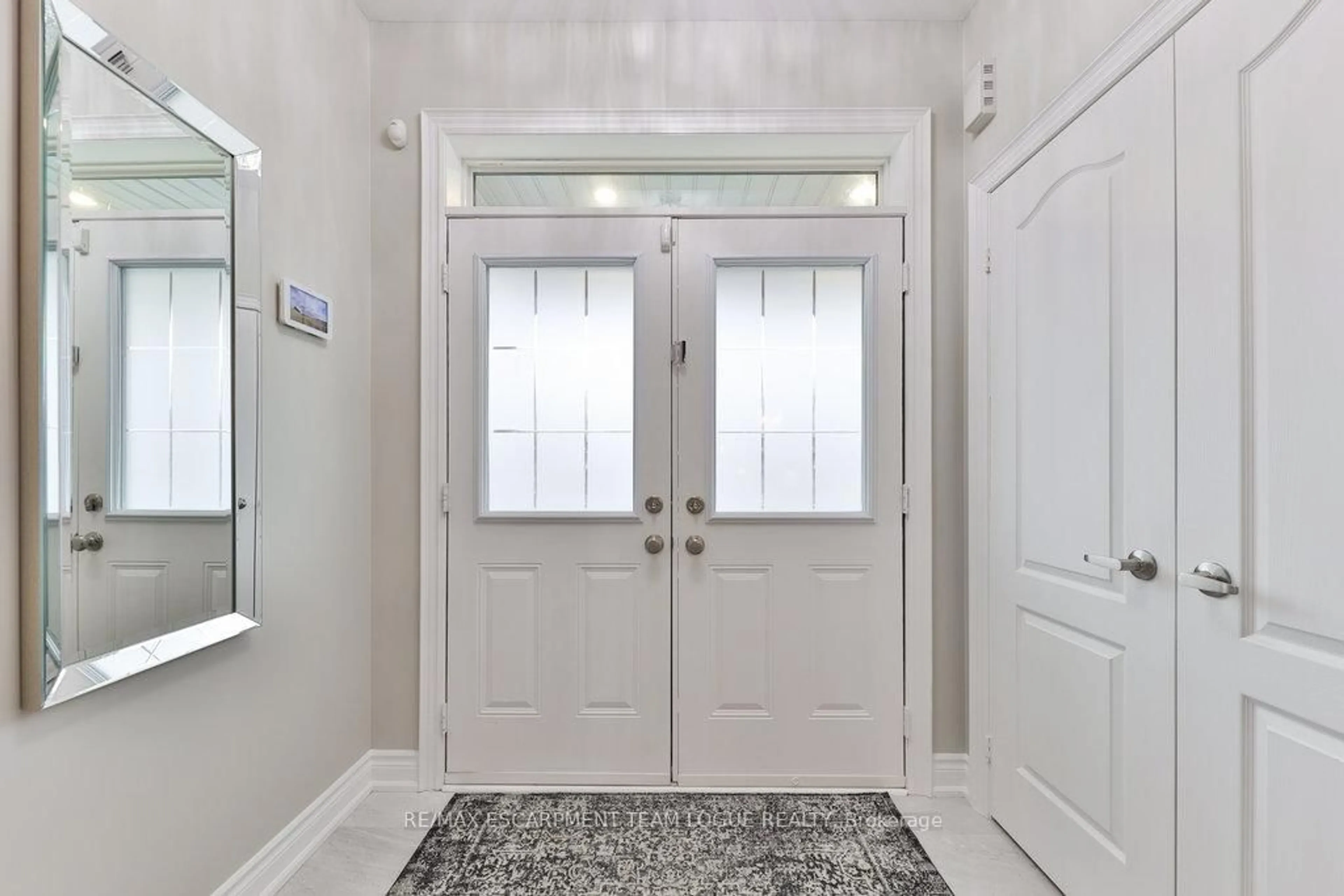 Indoor entryway for 11 MILL STONE Terr, Hamilton Ontario L8B 1W8