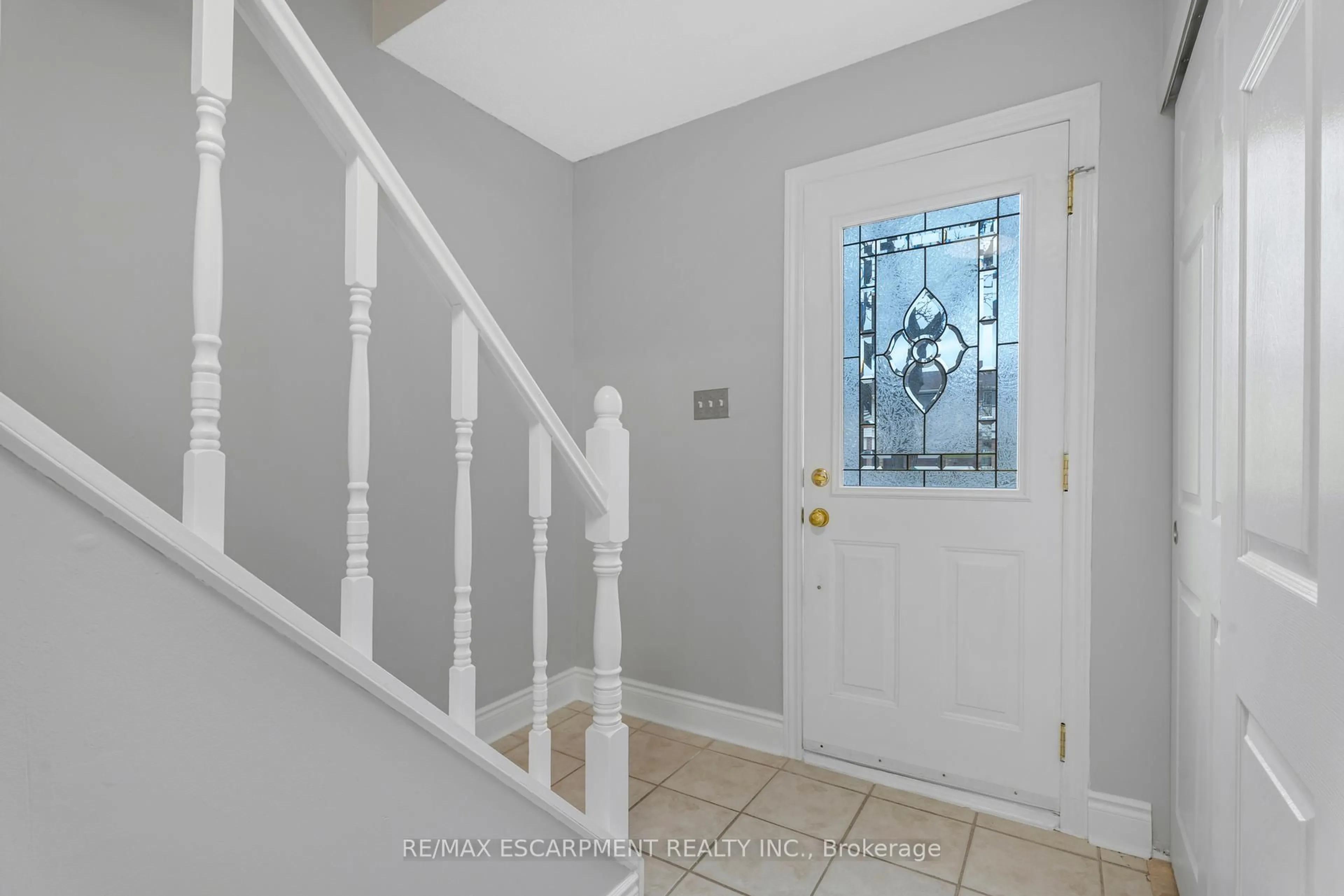 Indoor entryway for 1350 Limeridge Rd #33, Hamilton Ontario L8W 1L6