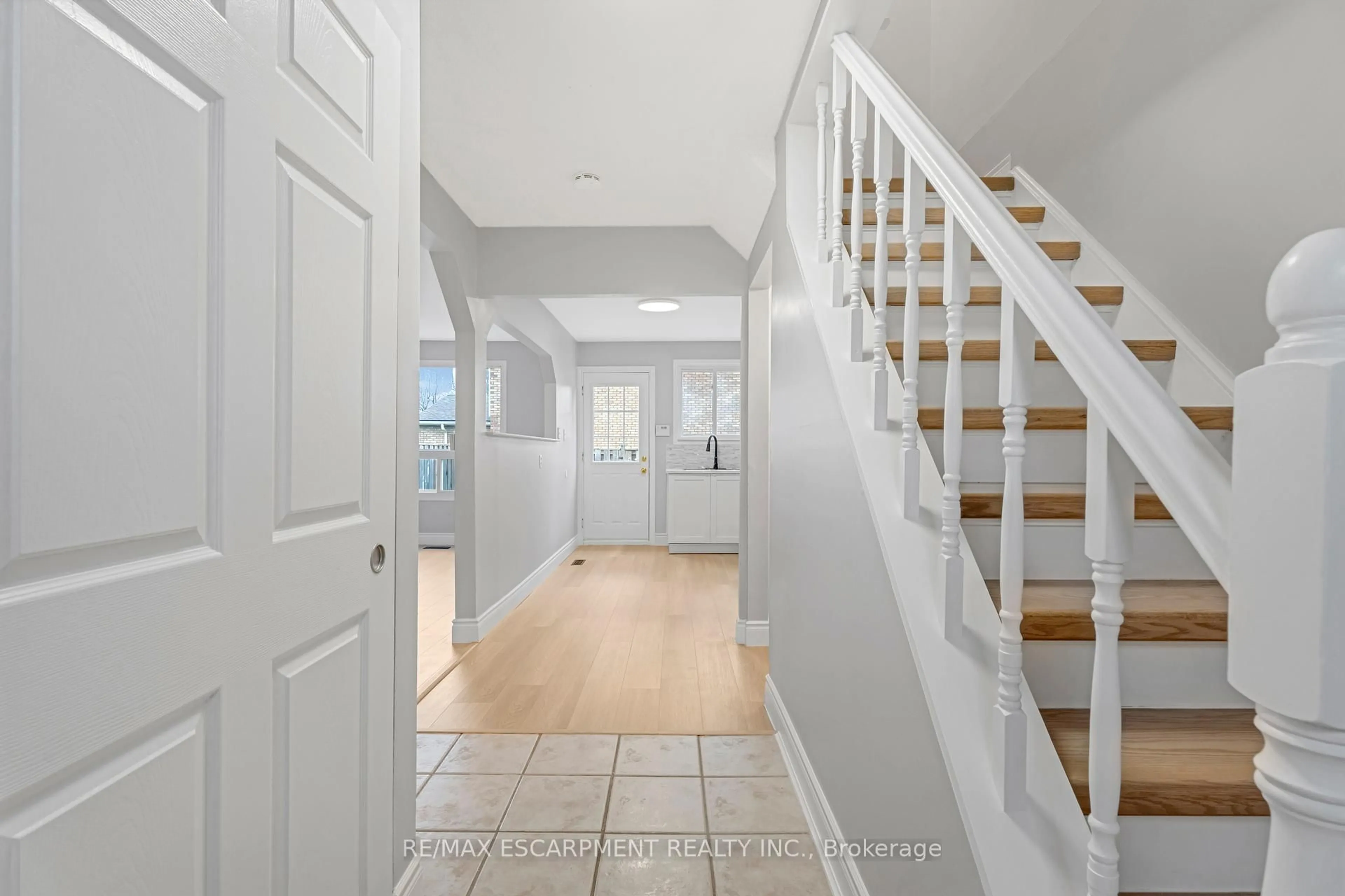 Indoor entryway for 1350 Limeridge Rd #33, Hamilton Ontario L8W 1L6