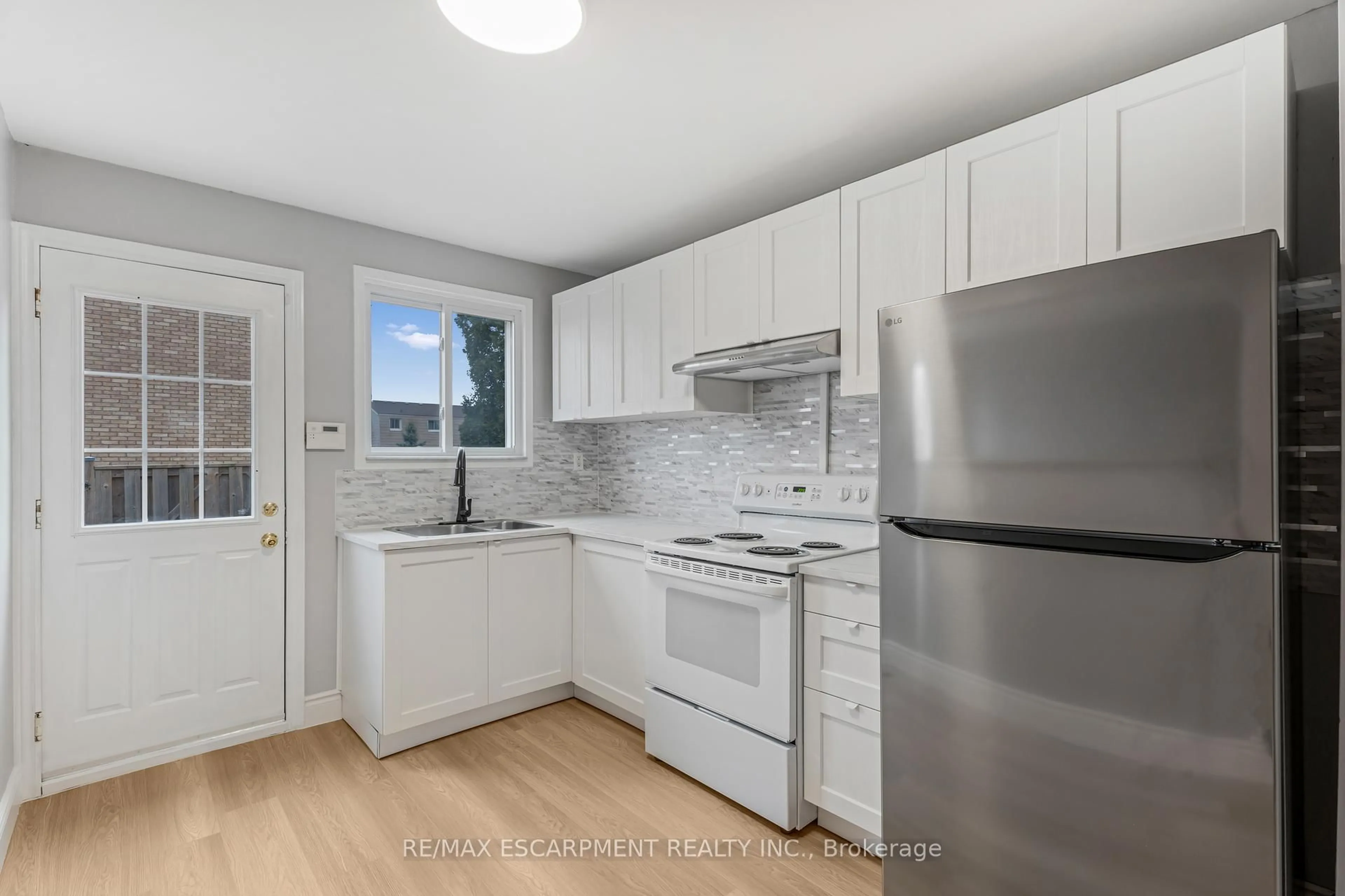 Standard kitchen, unknown for 1350 Limeridge Rd #33, Hamilton Ontario L8W 1L6
