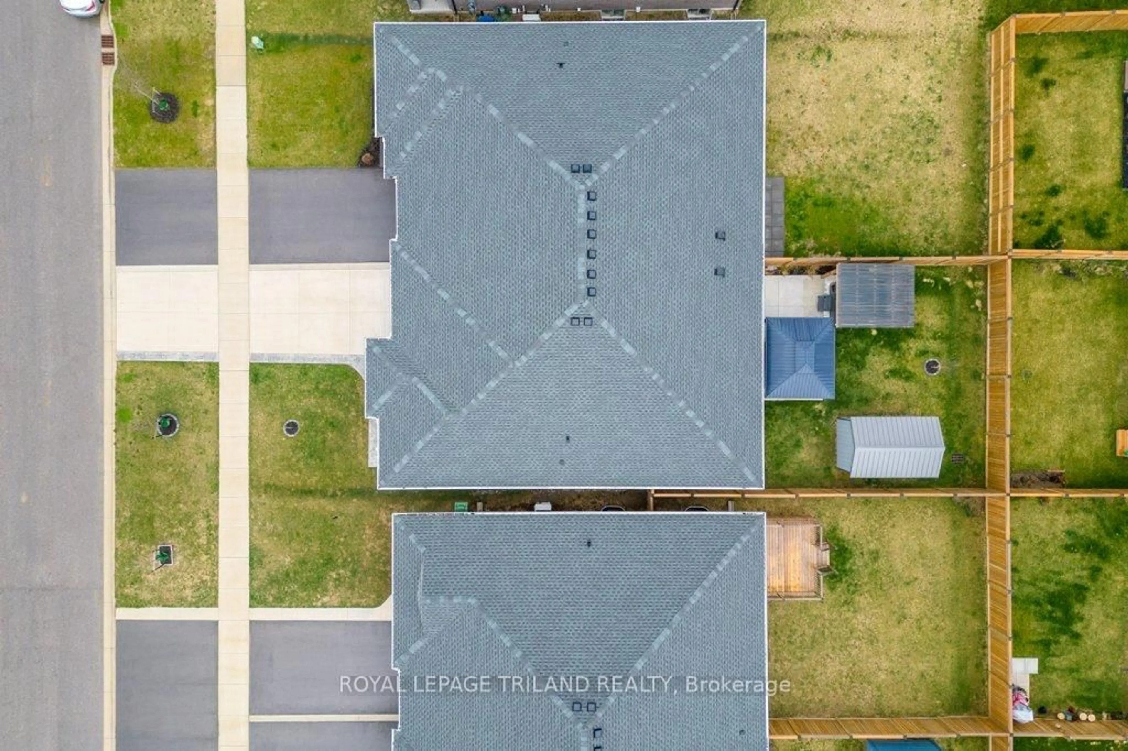 A pic from outside/outdoor area/front of a property/back of a property/a pic from drone, street for 25 FEATHERS Crossing, St. Thomas Ontario N5R 0M4