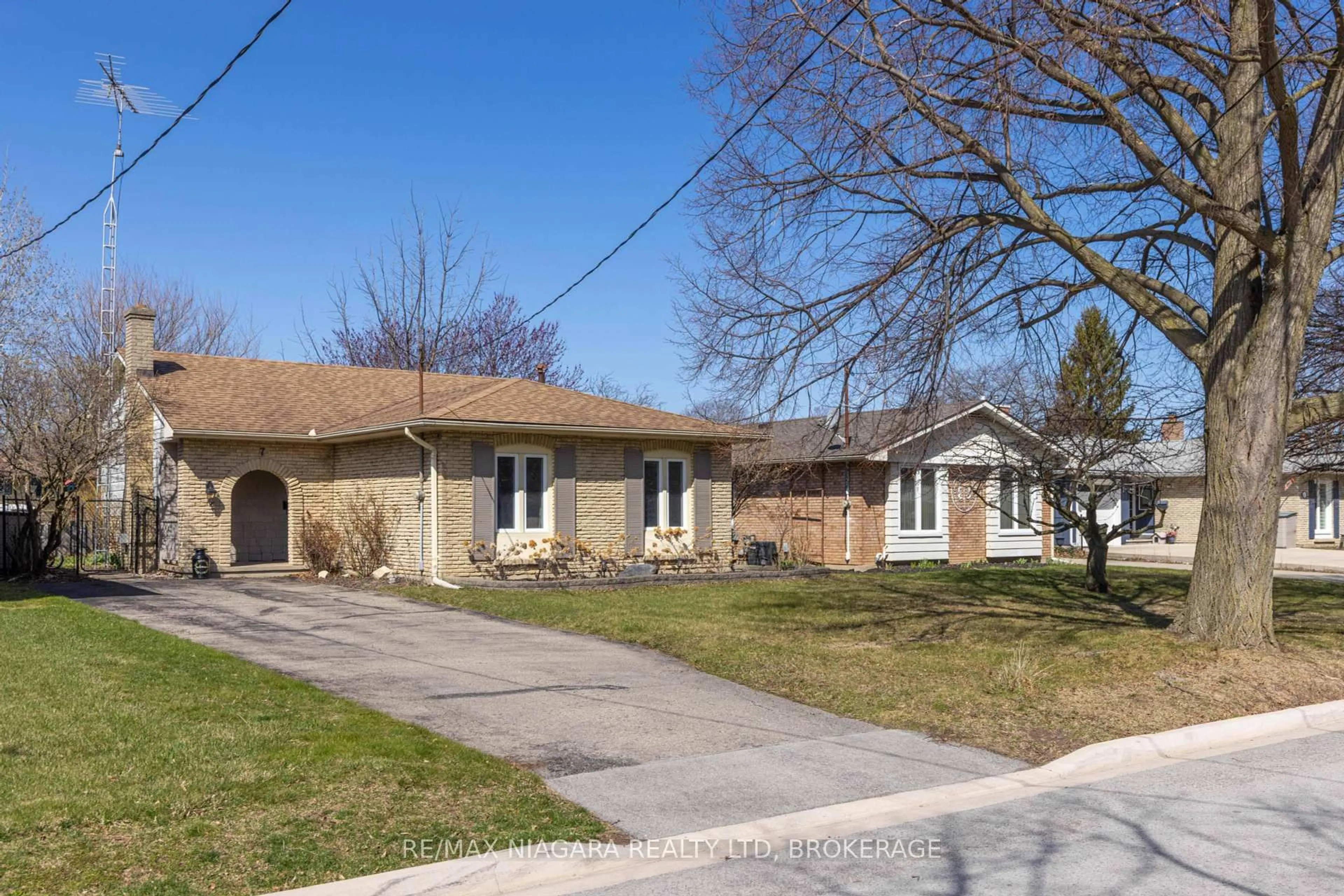 Unknown for 7 Ameer Dr, St. Catharines Ontario L2N 3S9