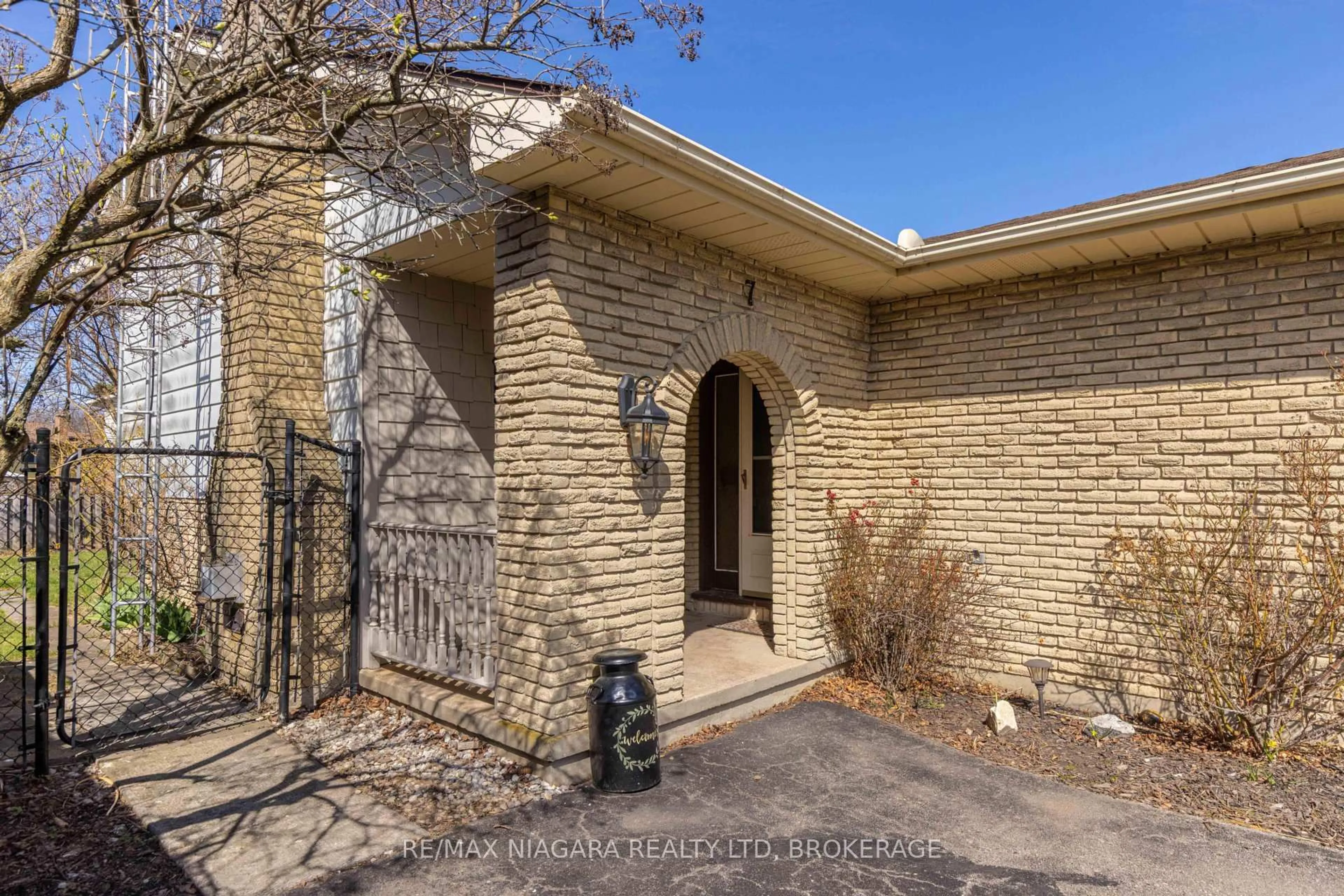 Home with brick exterior material, street for 7 Ameer Dr, St. Catharines Ontario L2N 3S9