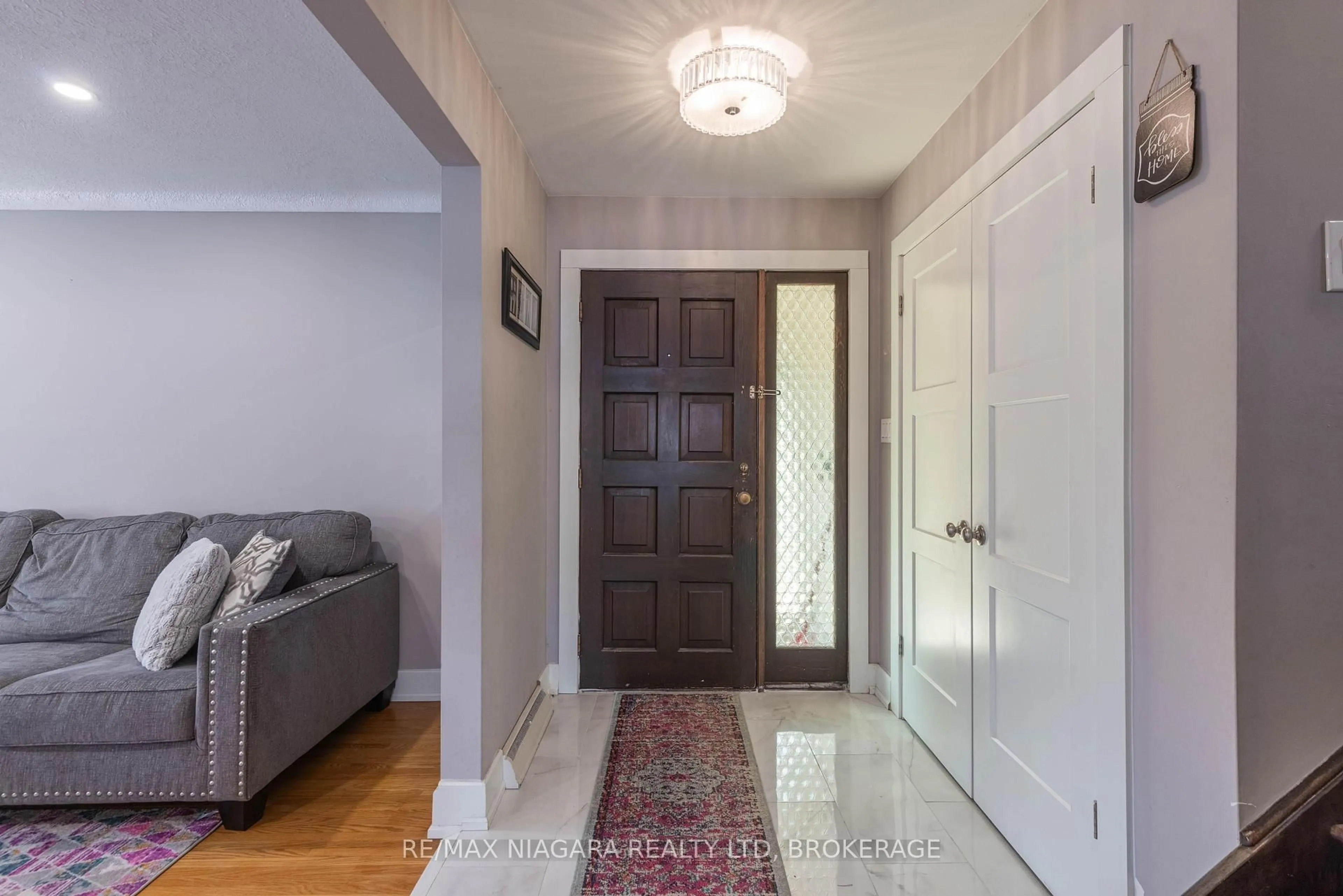 Indoor entryway for 7 Ameer Dr, St. Catharines Ontario L2N 3S9