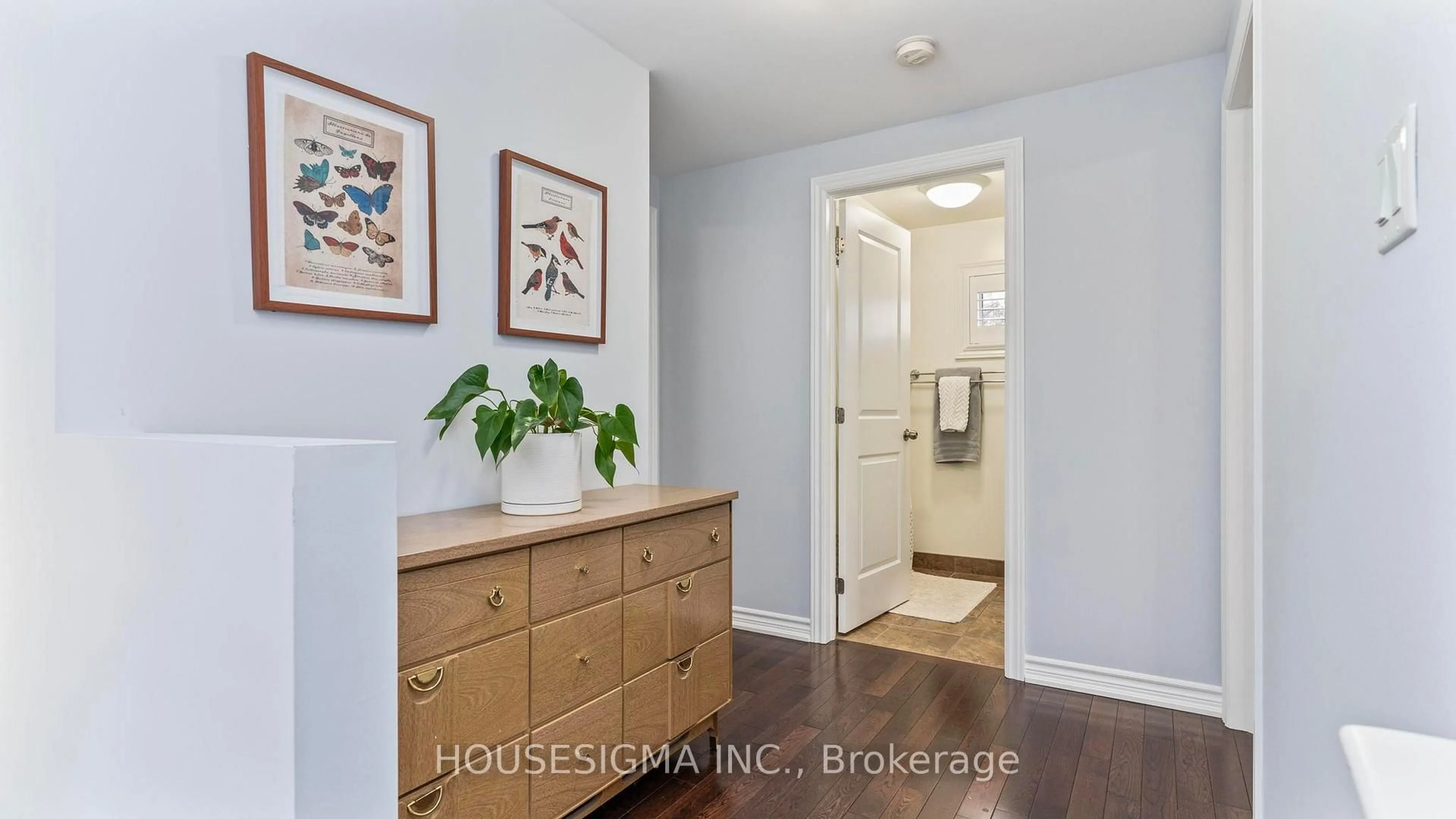 Indoor entryway for 33 Carlton Ave, London East Ontario N5Y 3M8