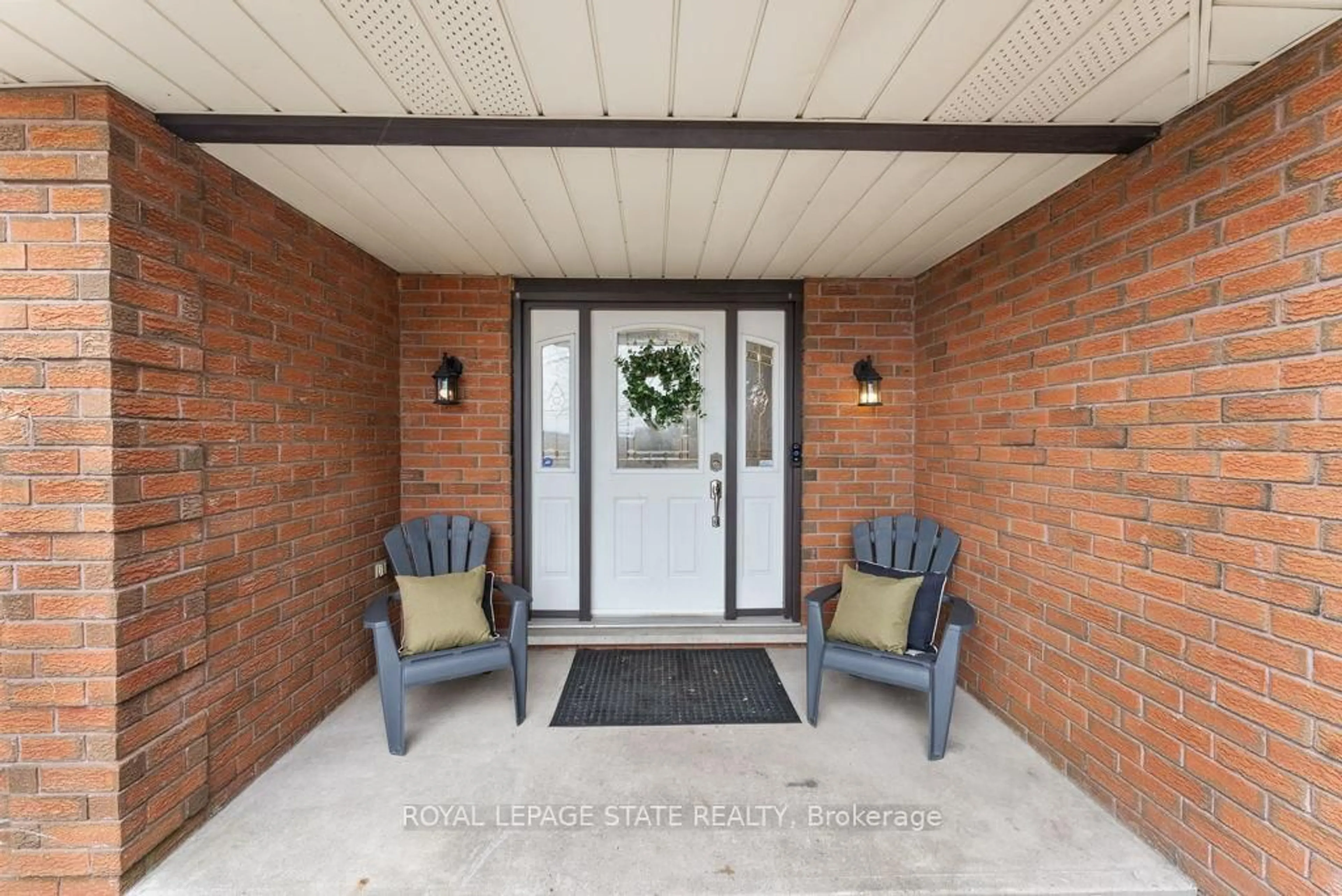 Indoor entryway for 9717 Dickenson Rd, Hamilton Ontario L0R 1W0