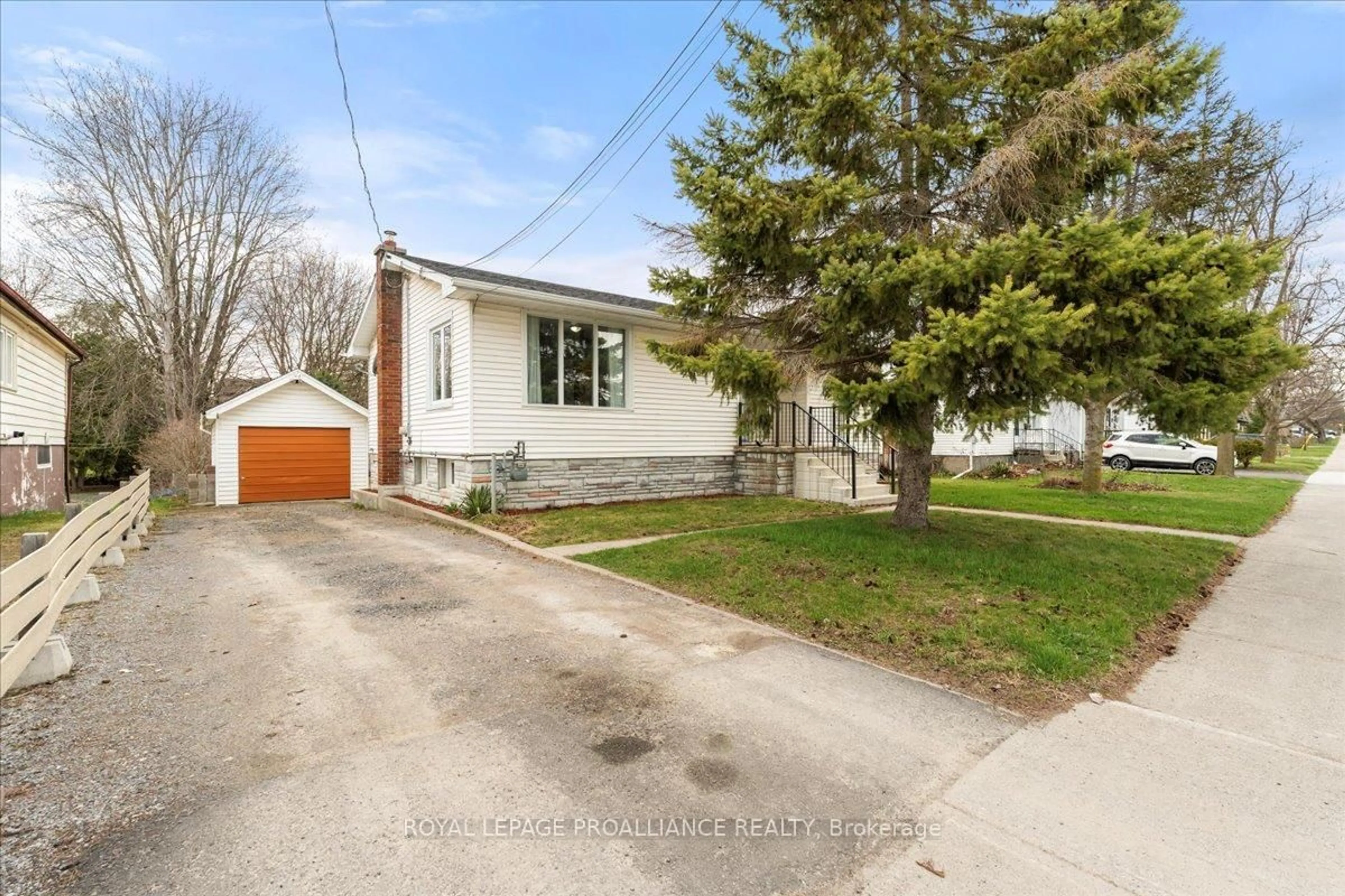 A pic from outside/outdoor area/front of a property/back of a property/a pic from drone, street for 146 Macdonald Ave, Belleville Ontario K8N 3Y3