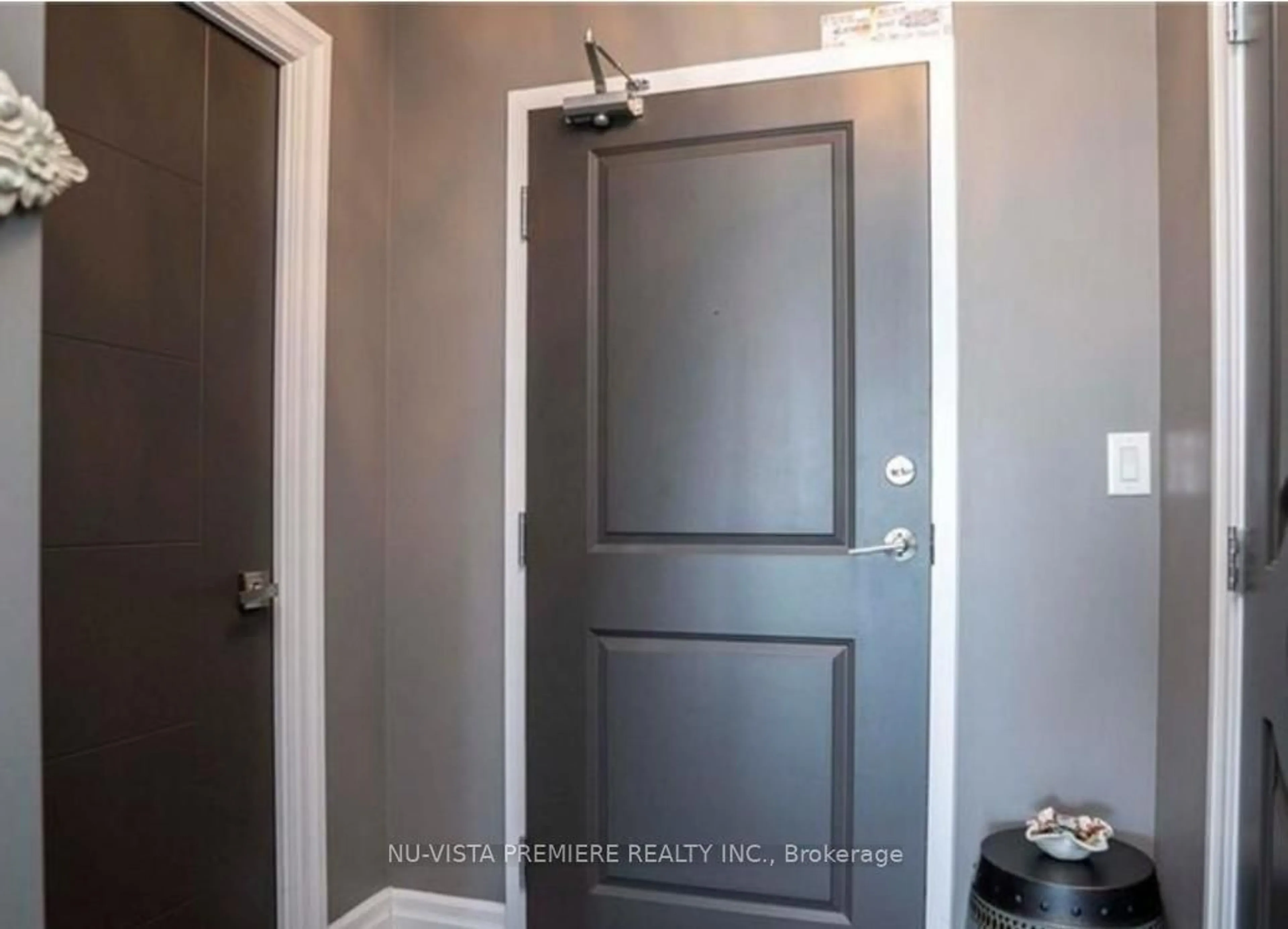 Indoor entryway for 240 Villagewalk Blvd #813, London North Ontario N6G 0P6