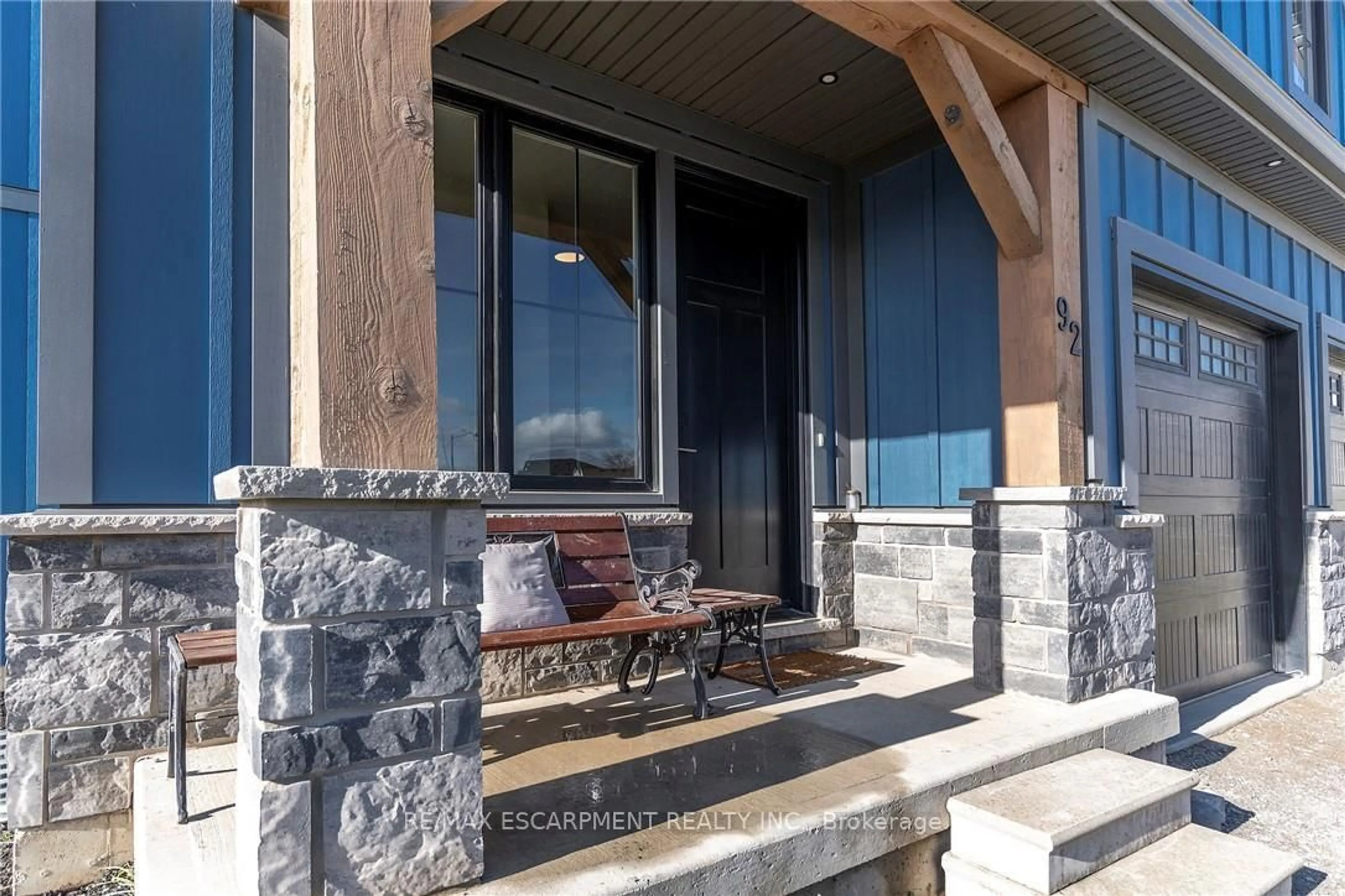 Indoor entryway for 92 Ivy Cres, Thorold Ontario L2V 0J9