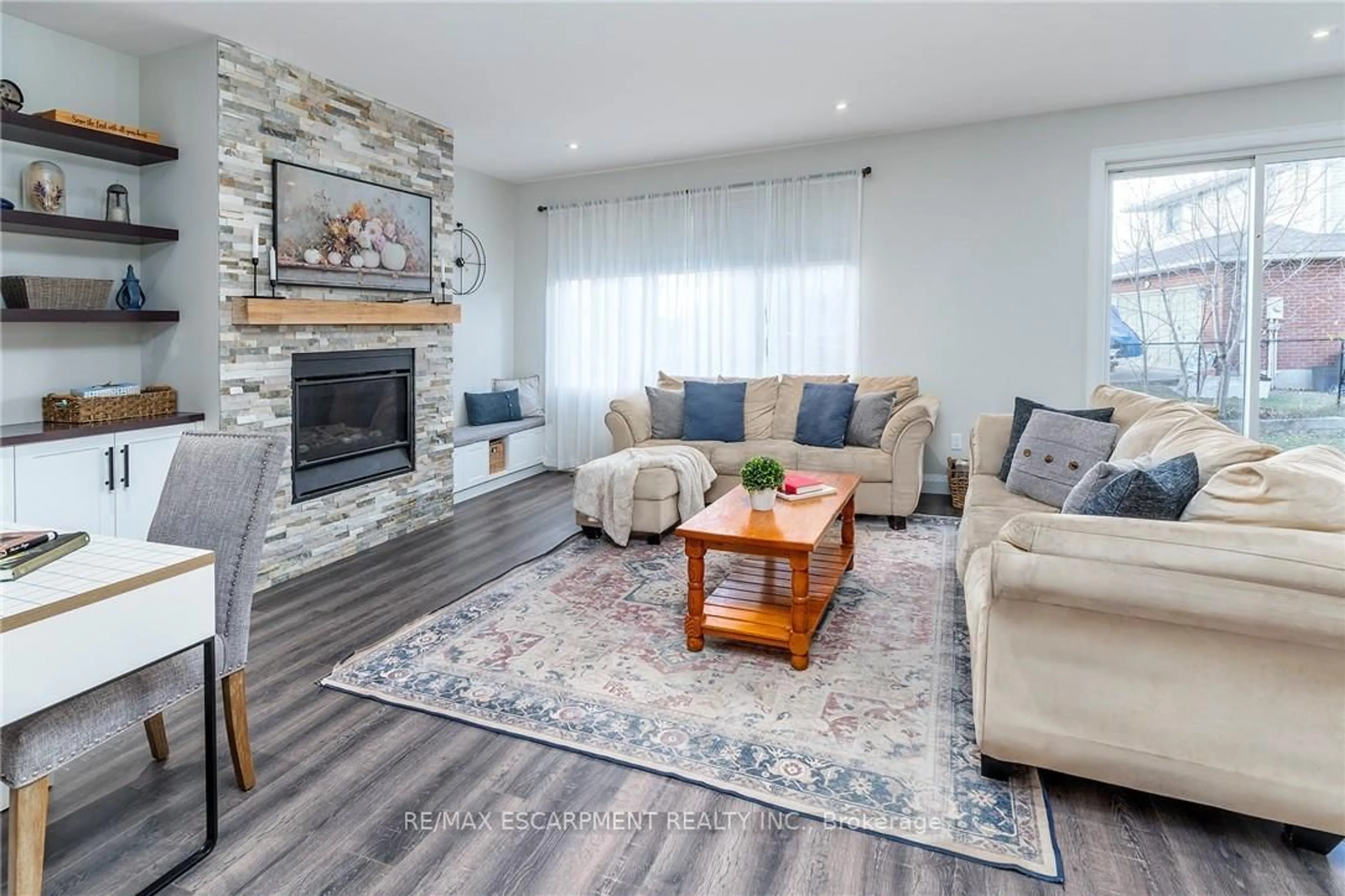 Living room with furniture, wood/laminate floor for 92 Ivy Cres, Thorold Ontario L2V 0J9