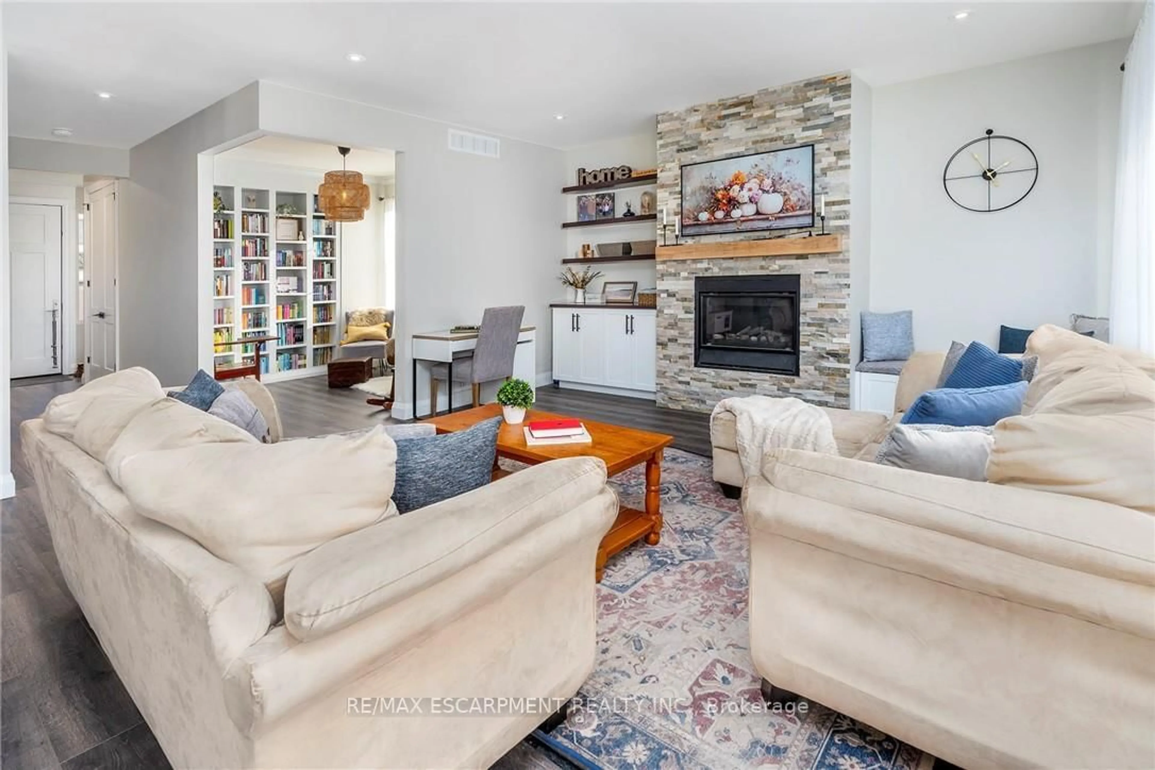 Living room with furniture, unknown for 92 Ivy Cres, Thorold Ontario L2V 0J9