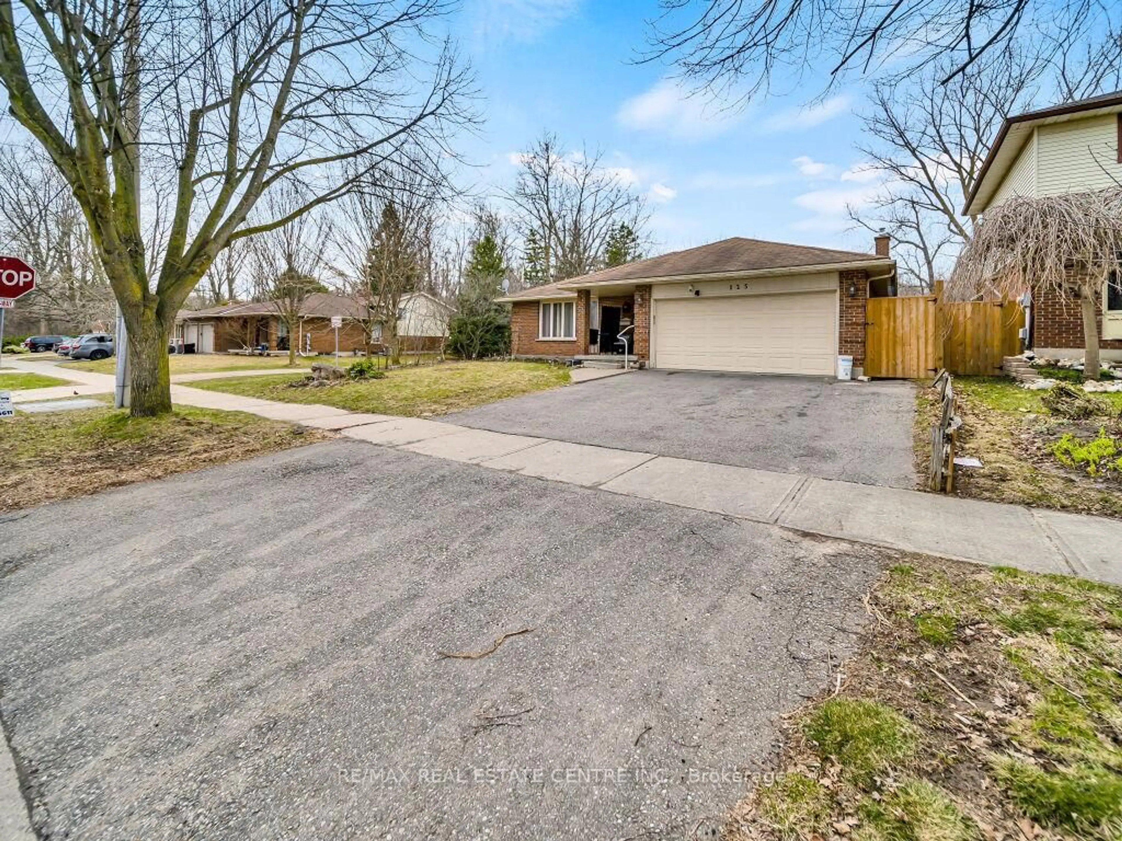 A pic from outside/outdoor area/front of a property/back of a property/a pic from drone, street for 125 Biehn Dr, Kitchener Ontario N2R 1M6
