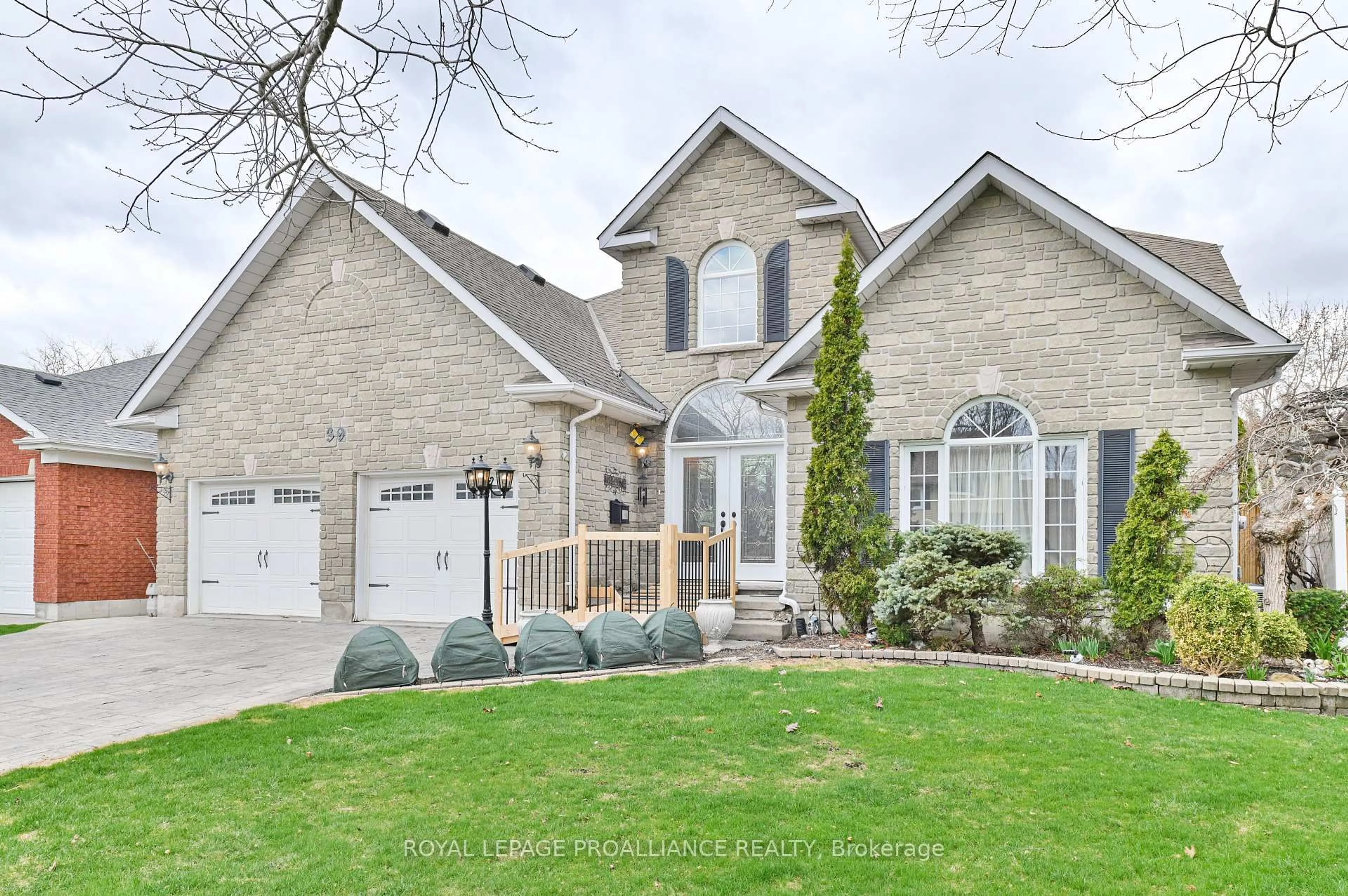Home with brick exterior material, street for 39 Grosvenor Dr, Belleville Ontario K8P 5K3