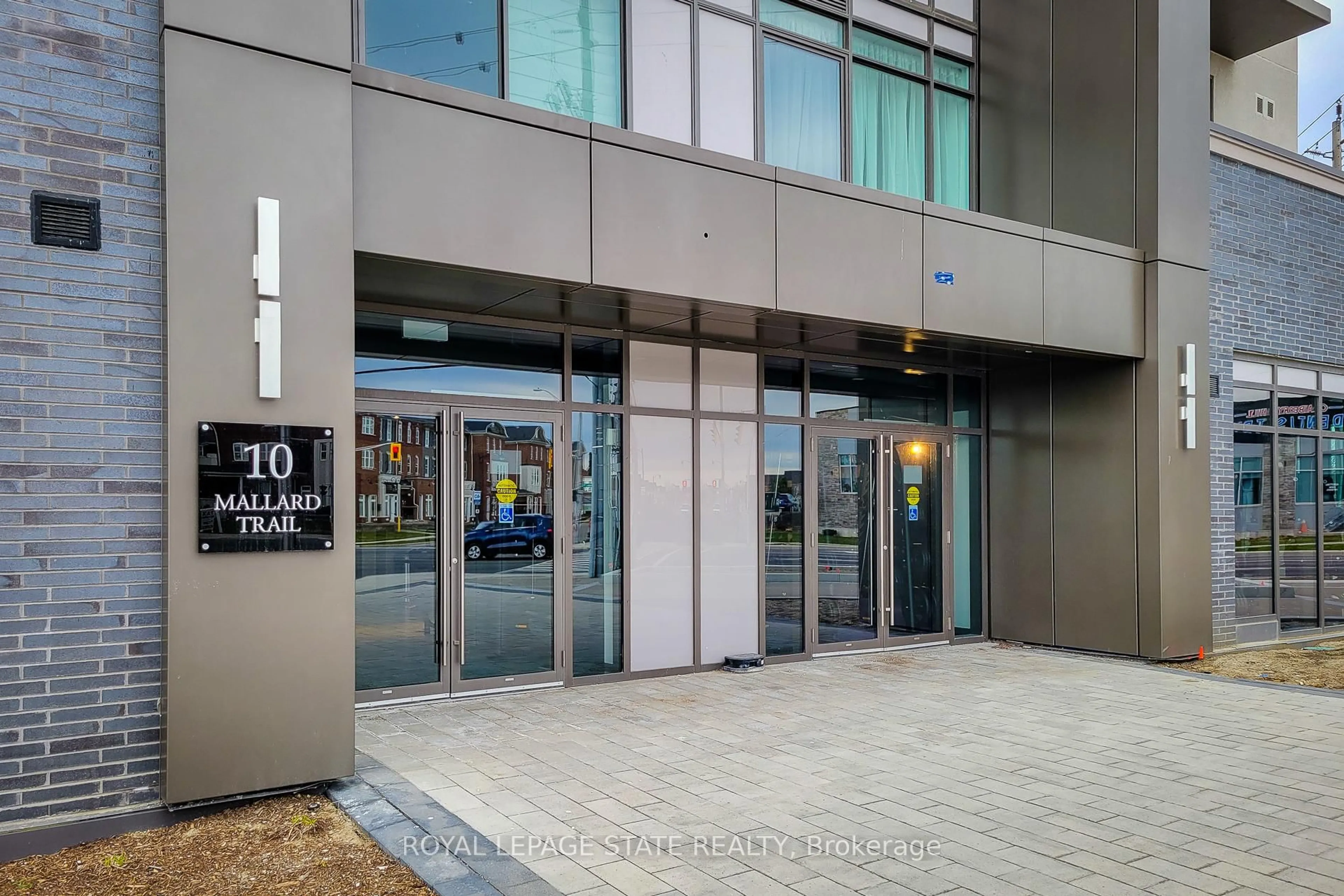 Indoor foyer for 10 Mallard Tr, Hamilton Ontario L8B 2A7