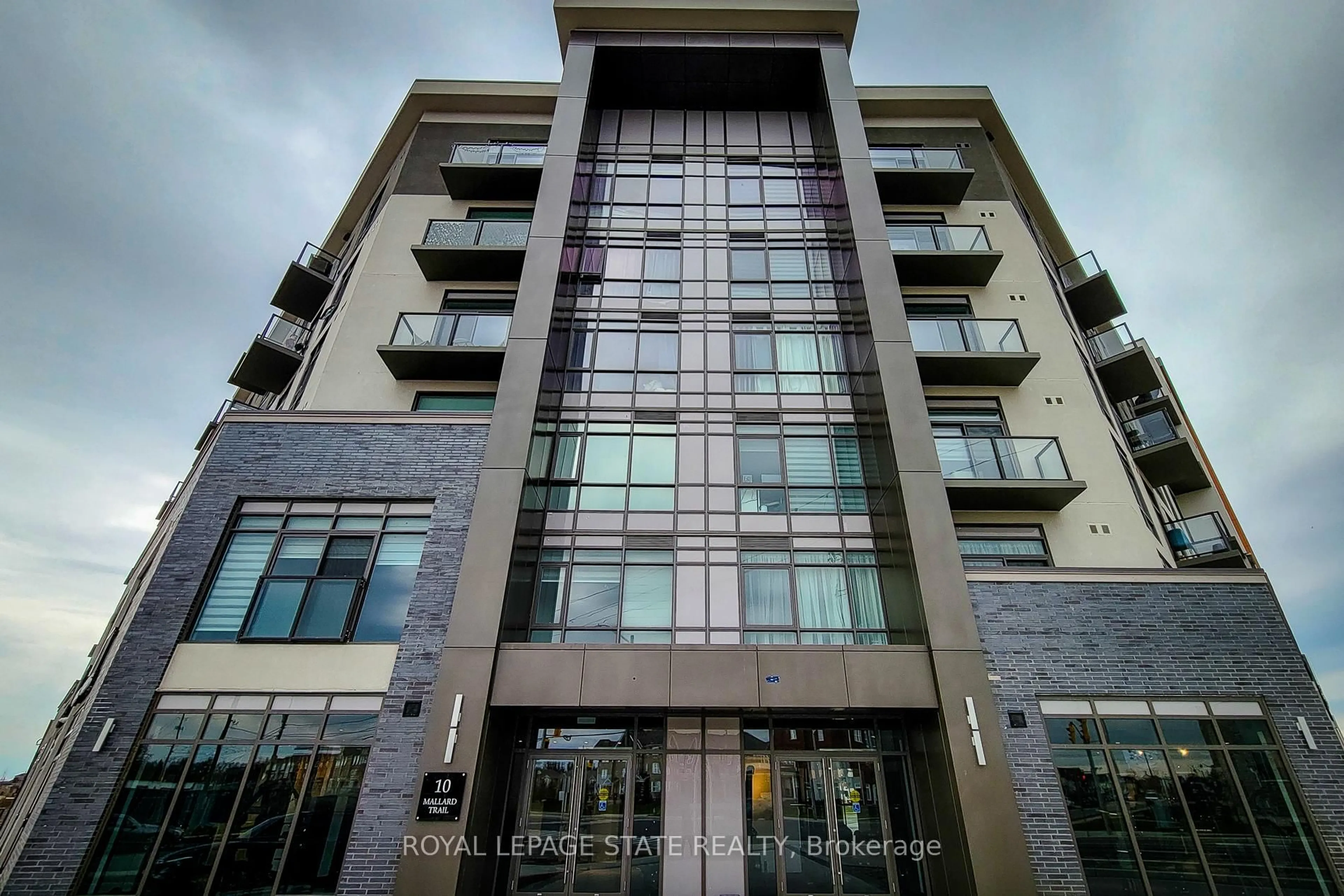 Indoor foyer for 10 Mallard Tr, Hamilton Ontario L8B 2A7