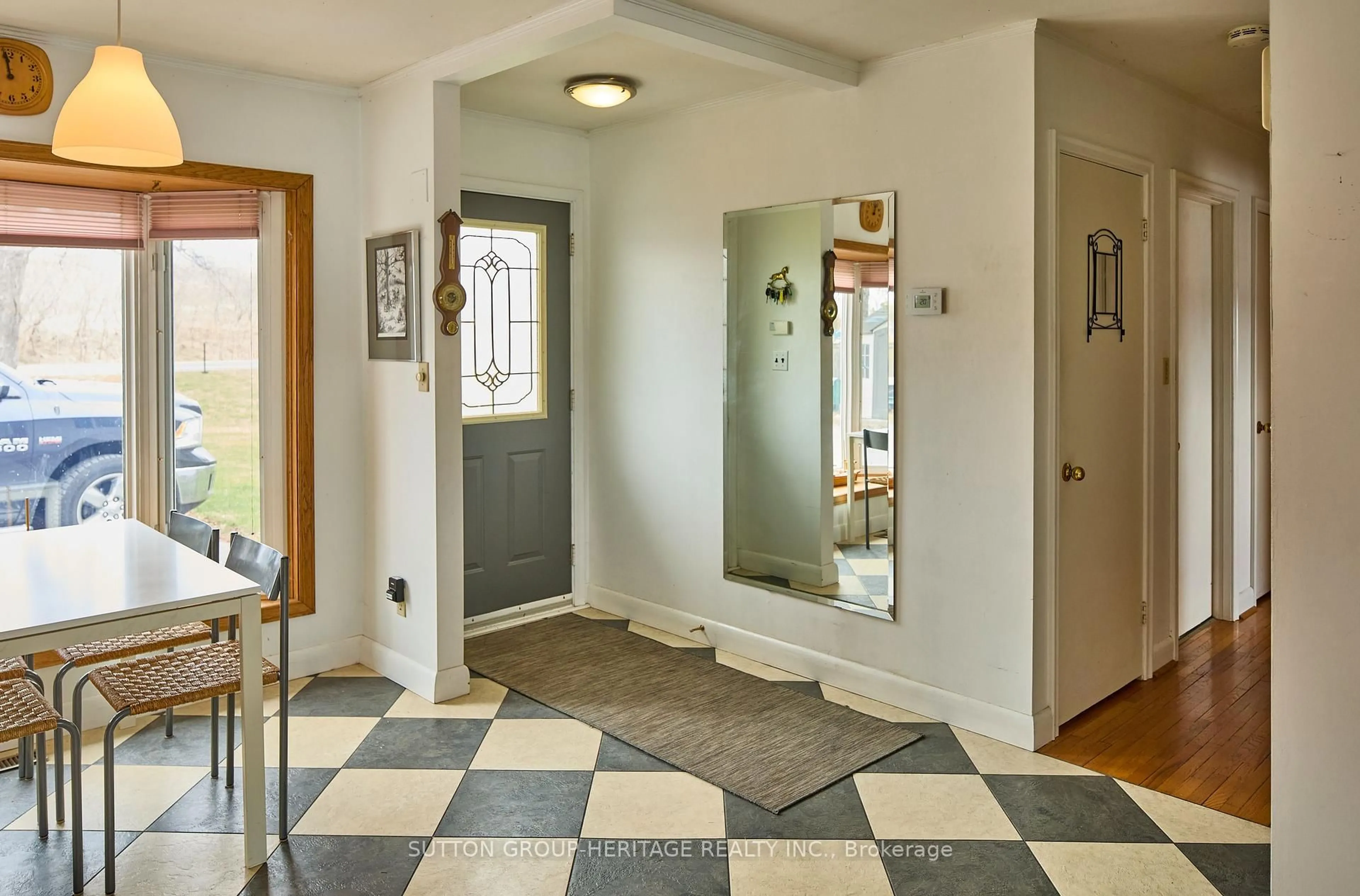 Indoor entryway for 11056 Loyalist Pkwy, Bath Ontario K0H 1G0